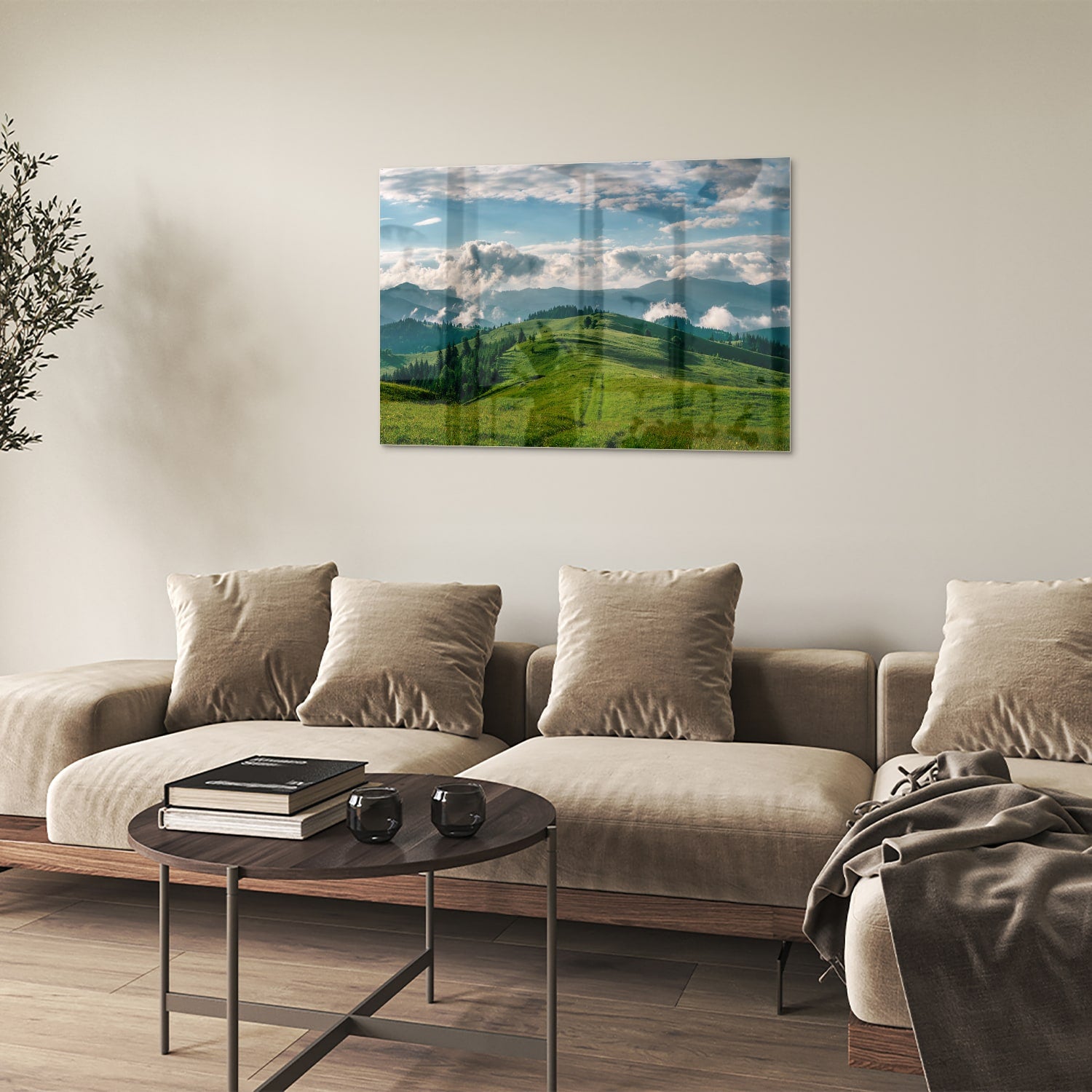 Glas schilderij van een prachtig berglandschap met groene heuvels en bergen.