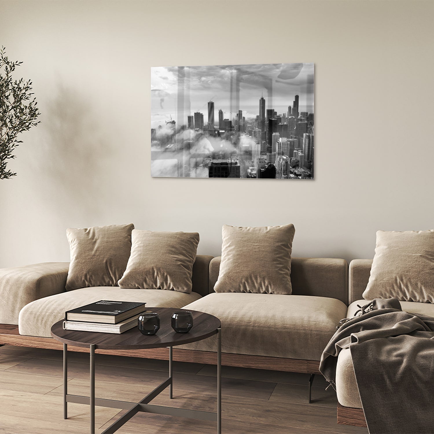 Glazen schilderij van een stads skyline in zwart-wit met wolken.