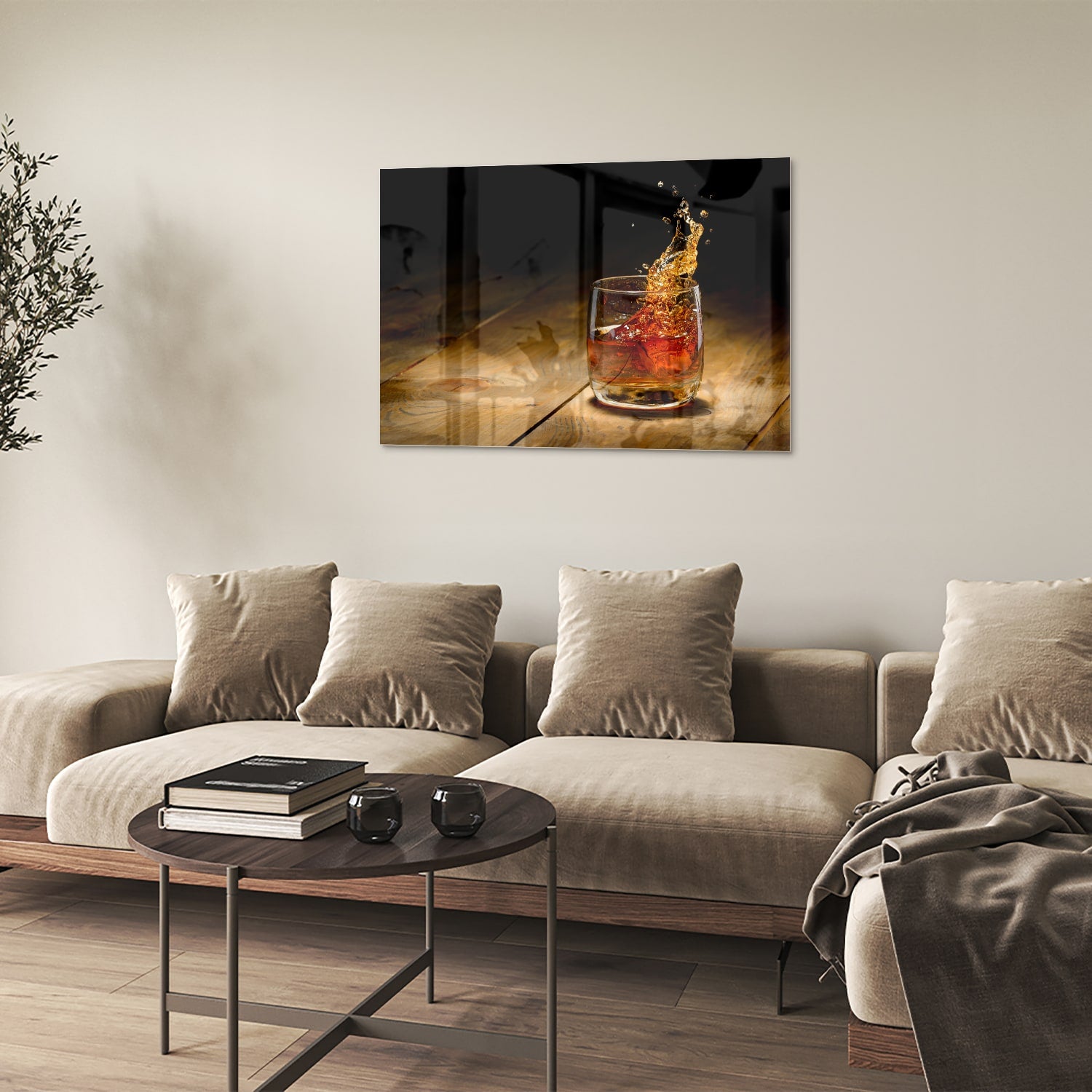 Glazen schilderij met een glas en spetterende drank op een houten tafel.