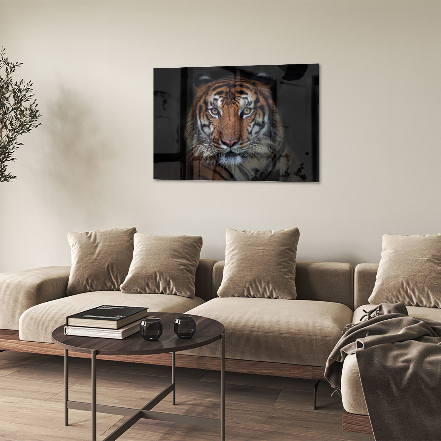 Glazen schilderij van een tijger, mooi weergegeven in een moderne woonkamer.