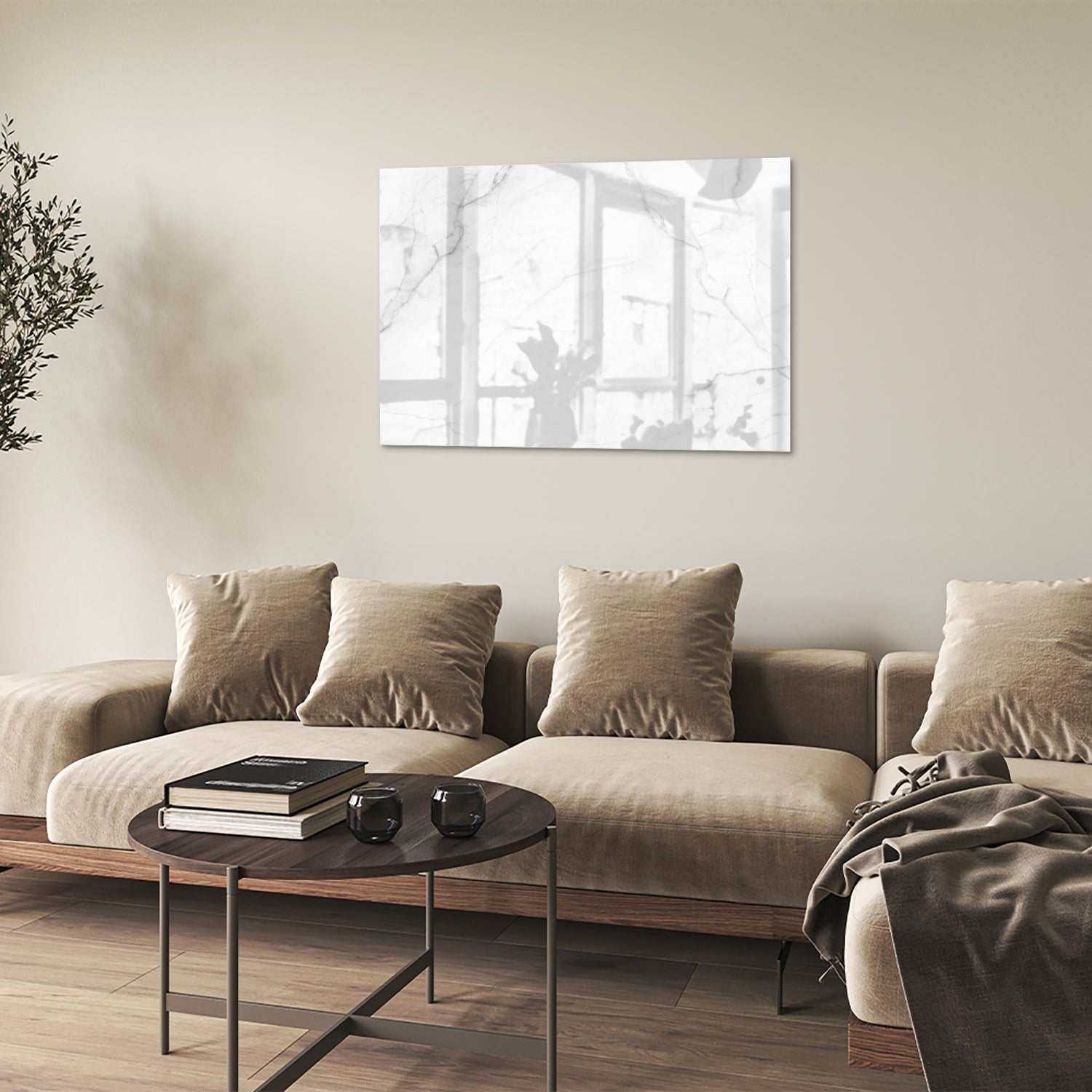 Minimalistisch glazen schilderij met marmerstructuren in moderne woonkamer