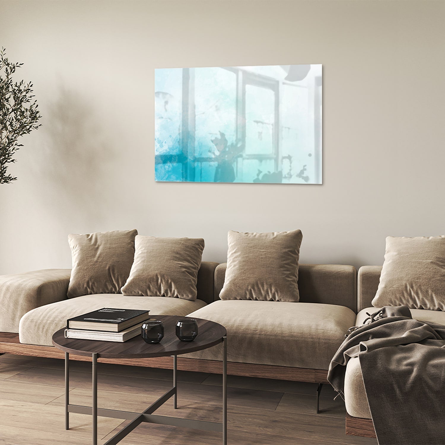 Abstract glazen schilderij met blauwe en turquoise tinten aan de muur.