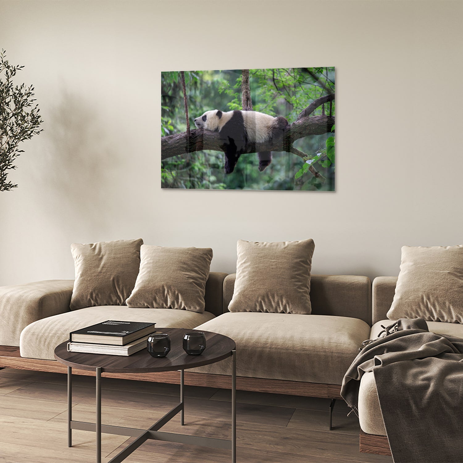 Glazen schilderij van een panda die ontspannen op een tak ligt.