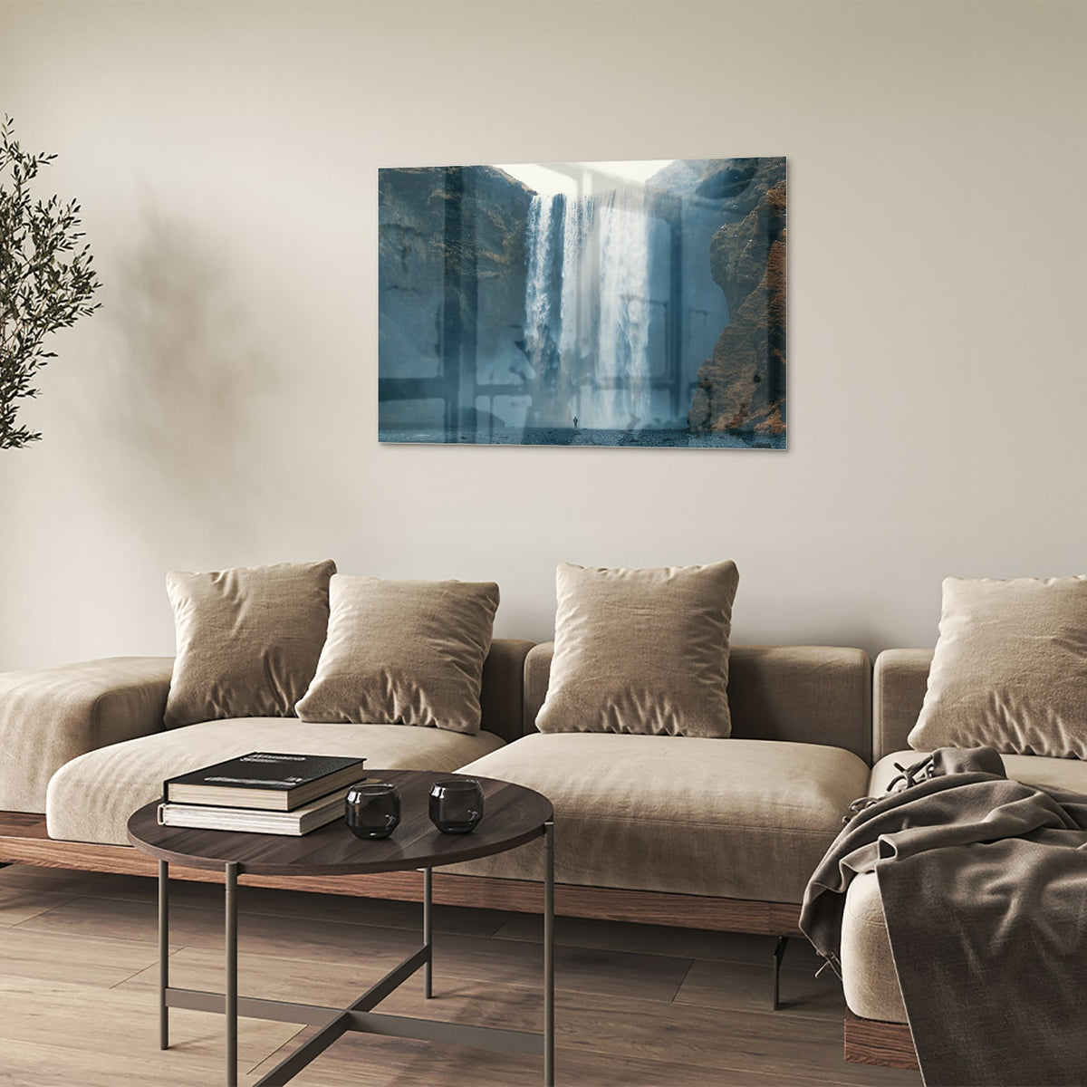 Glazen schilderij van een waterval in een moderne woonkamer.