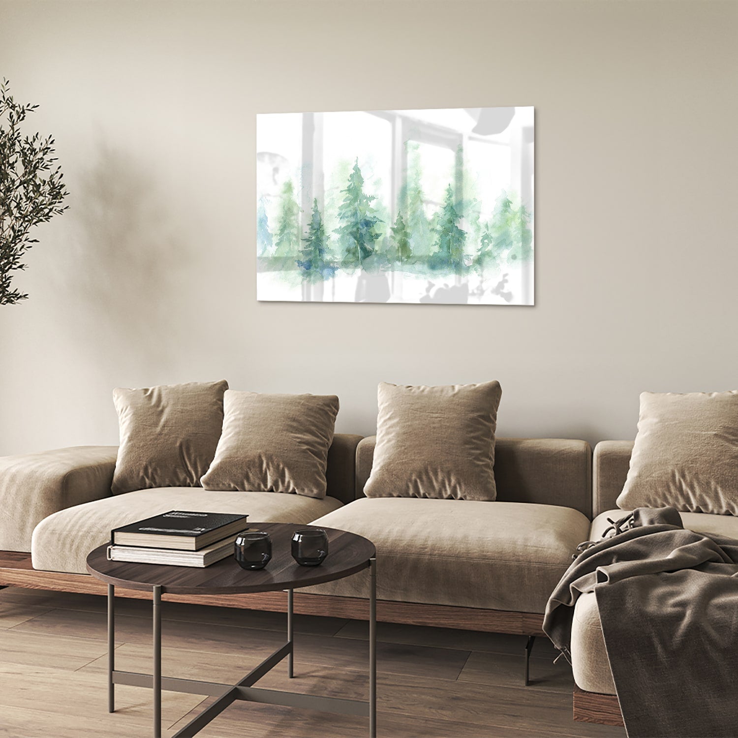 Glazen schilderij met groene dennenbomen aan de muur in een modern interieur.