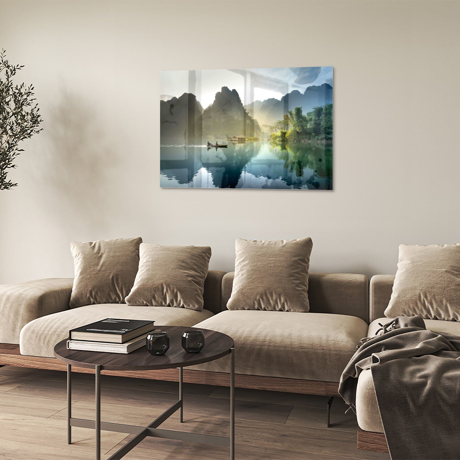 Glazen schilderij van een serene berglandschap met reflecties in het water.