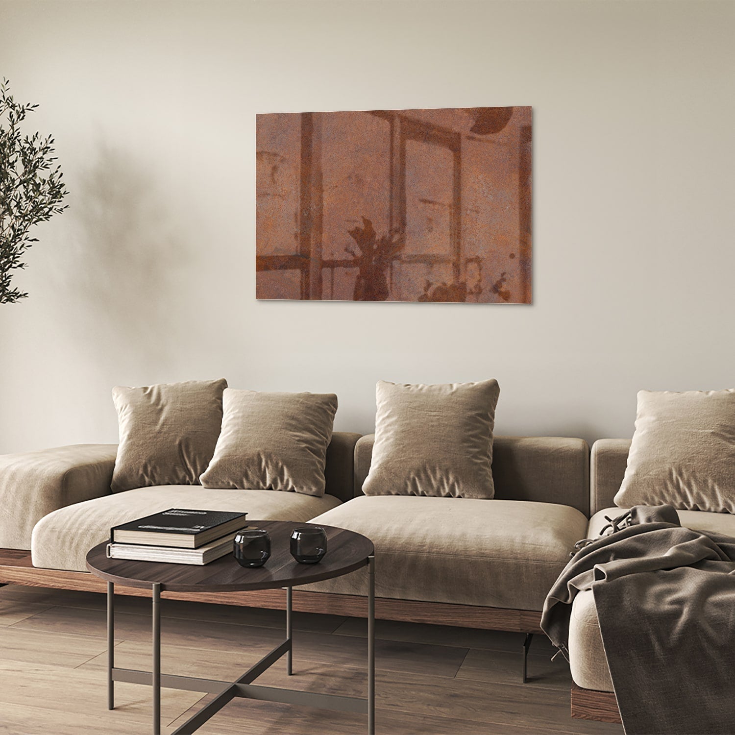 Abstract glazen schilderij met aardetinten boven een houten meubel.