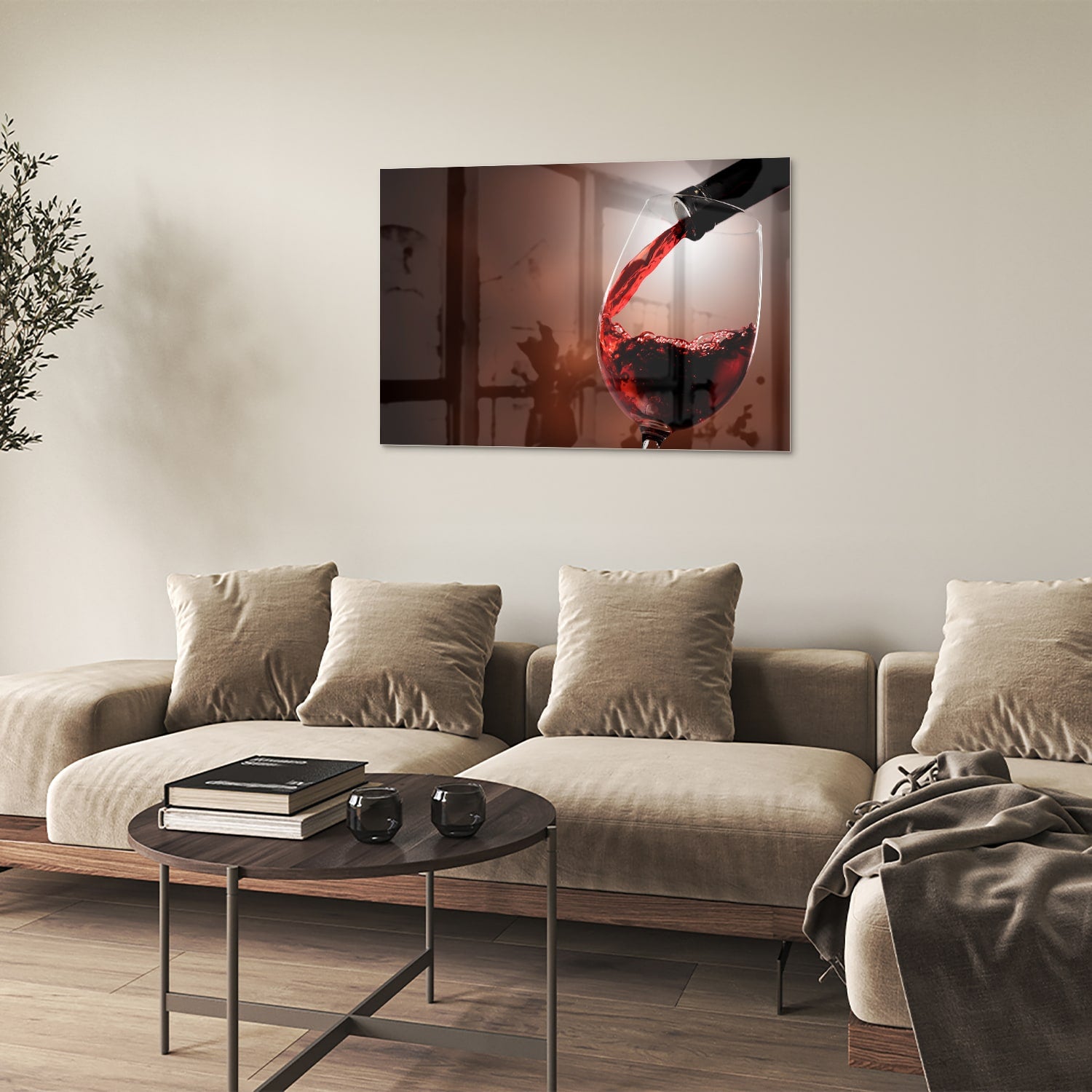 Glazen schilderij van een rode wijn die in een glas wordt ingeschonken, zichtbaar in een moderne woonkamer.