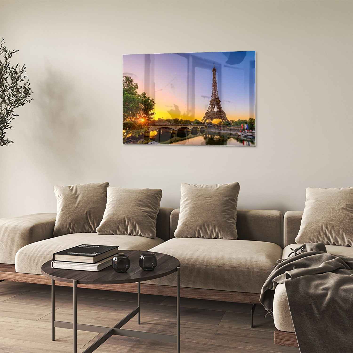 Een glazen schilderij van de Eiffeltoren bij zonsondergang, met warme kleuren.