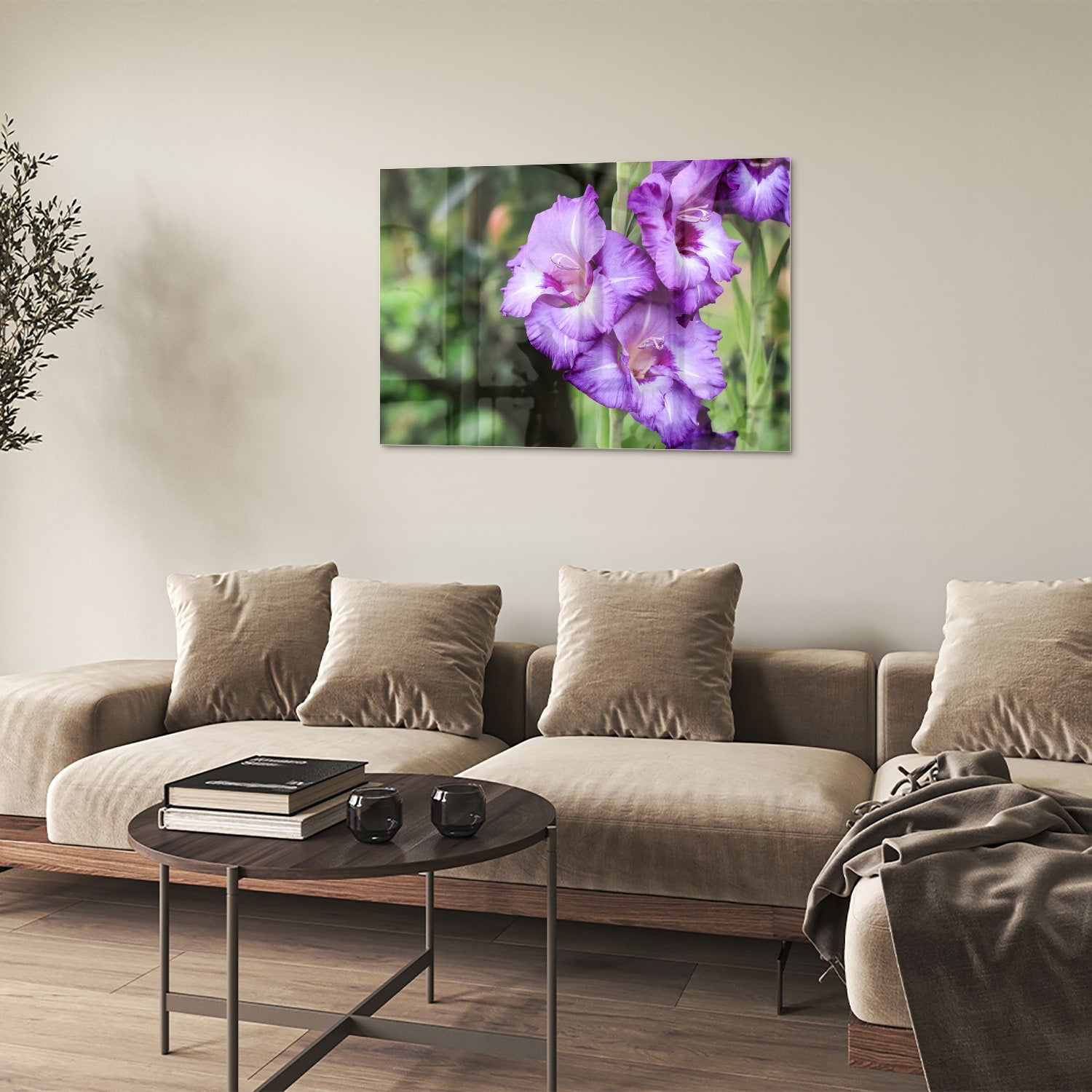 Glazen schilderij van paarse gladiolen aan de muur in een moderne woonkamer.