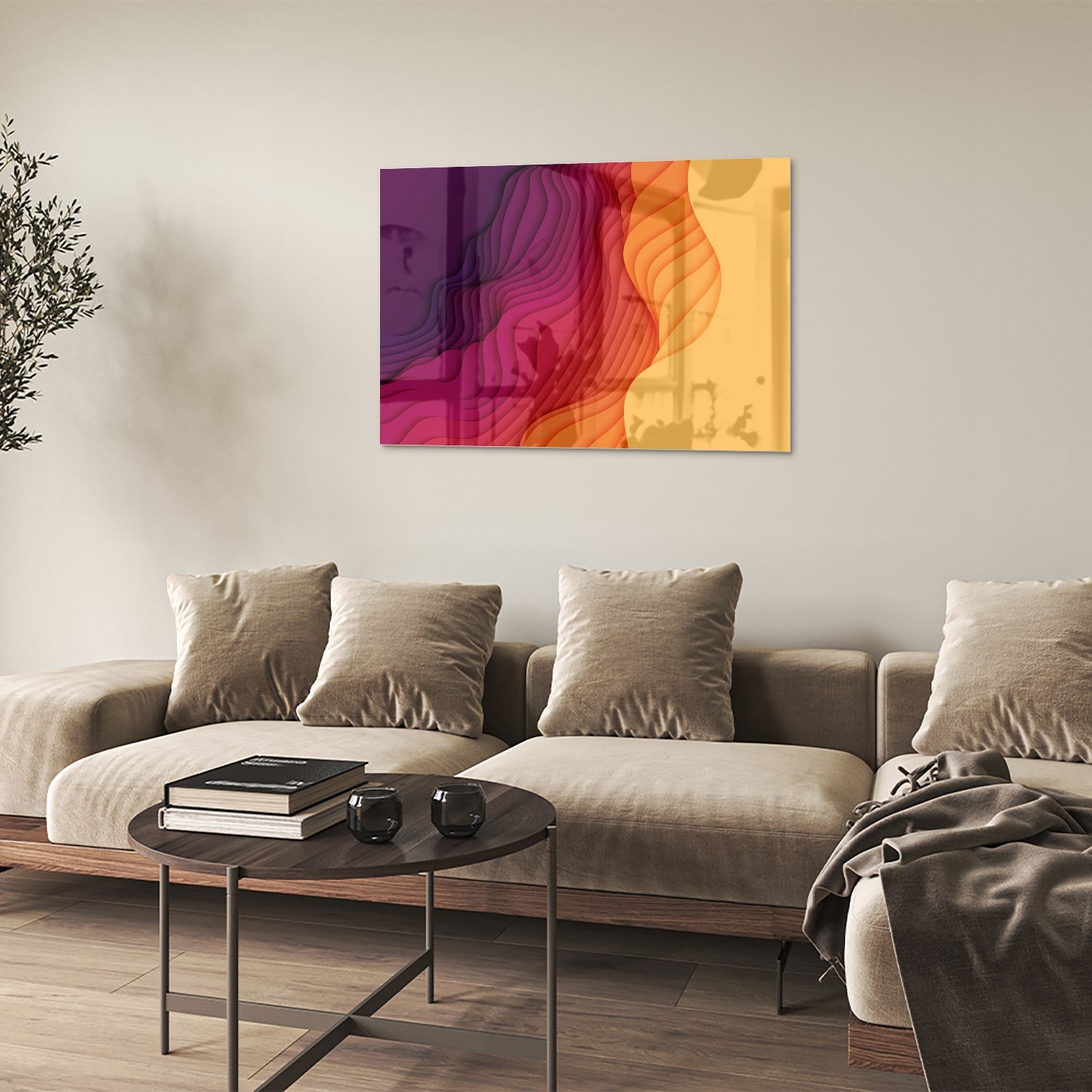 Abstract glazen schilderij met paarse en oranje golven aan de muur.