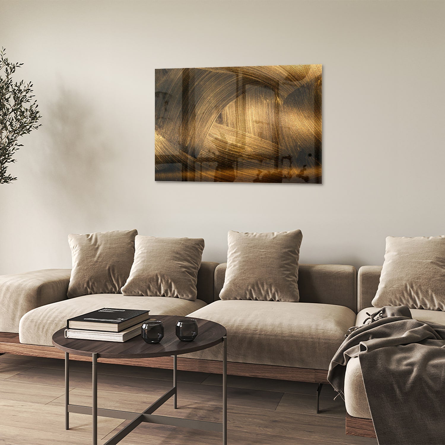 Glazen schilderij met gouden patronen aan de muur boven een houten meubel.