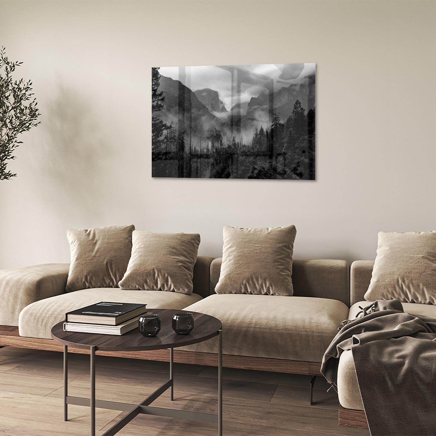 Zwart-wit glazen schilderij van een sereen berglandschap aan de muur.