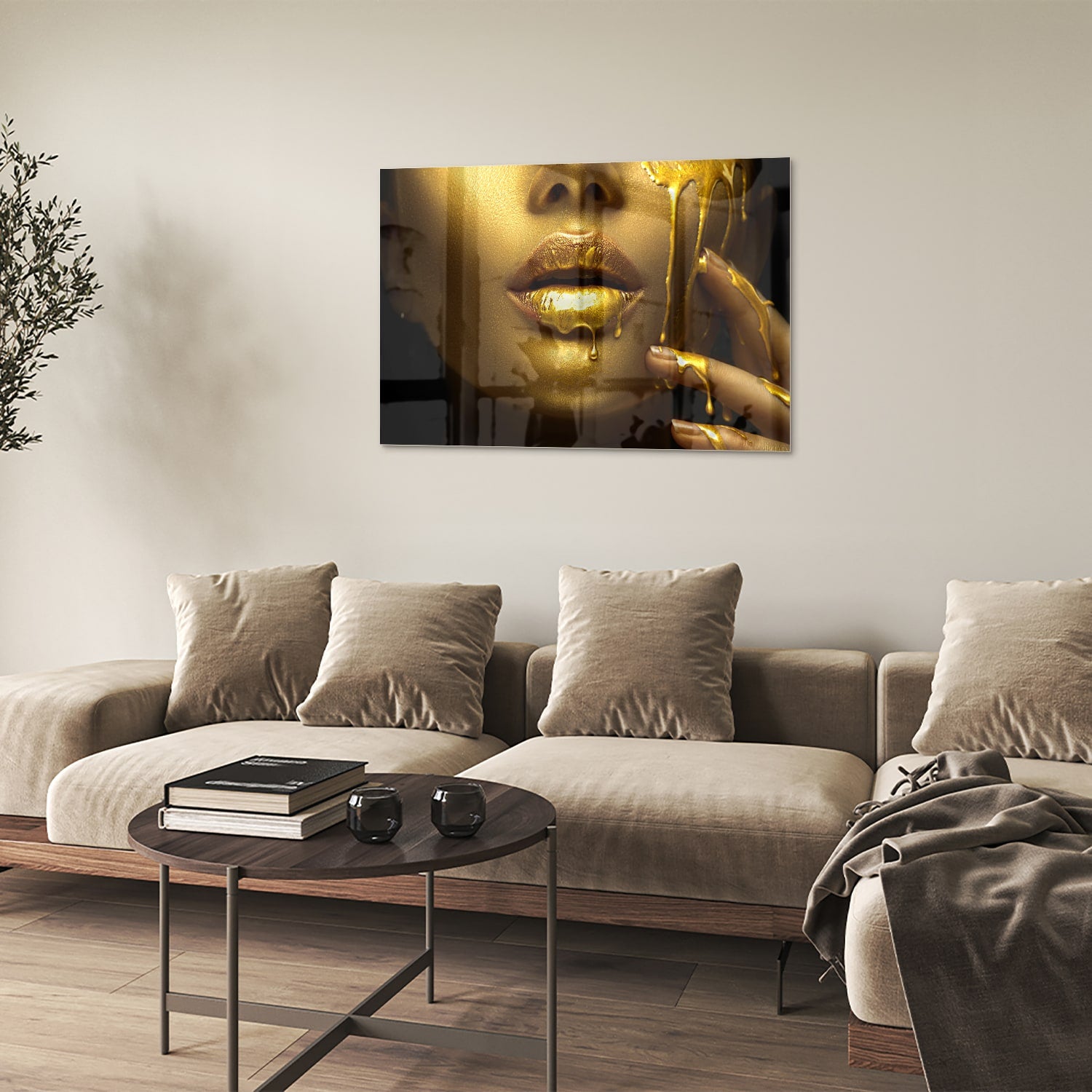 Gouden glazen schilderij van lippen met glanzende vloeistof op een muur.