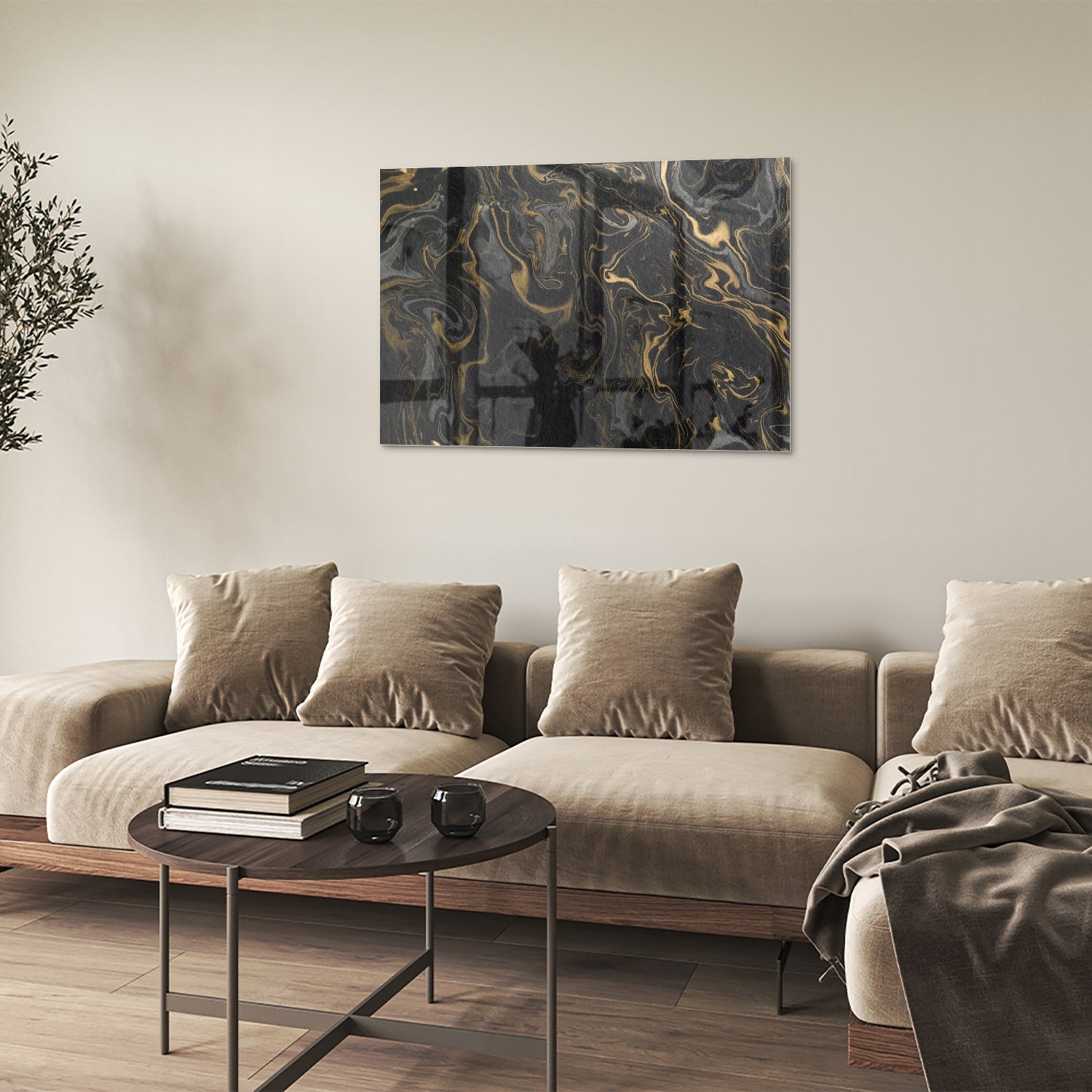 Zwart-gouden glazen schilderij met marmerachtige patronen aan de muur