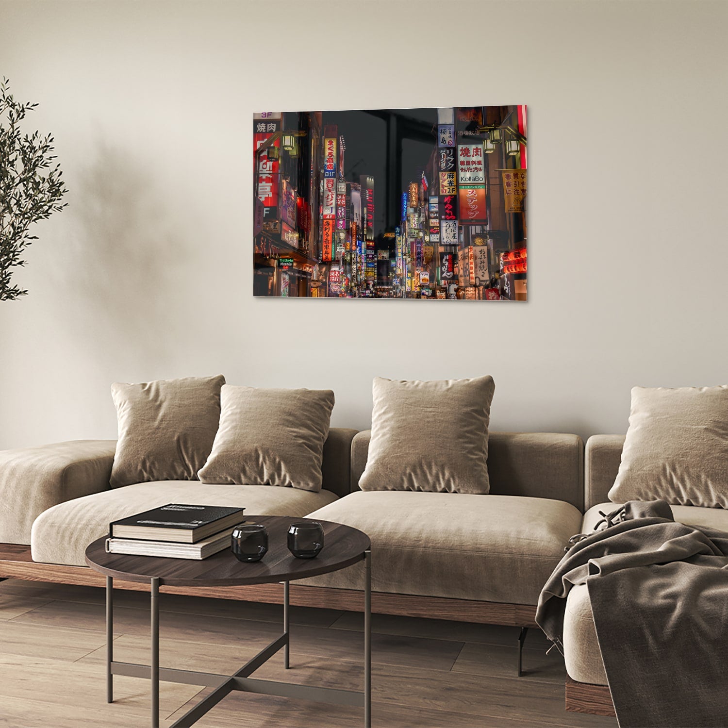 Glazen schilderij van een levendige stad met neonverlichting aan de muur in een moderne woonkamer.