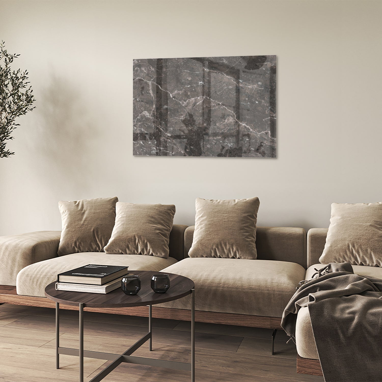 Glazen schilderij met marmerdesign in een moderne woonkamer