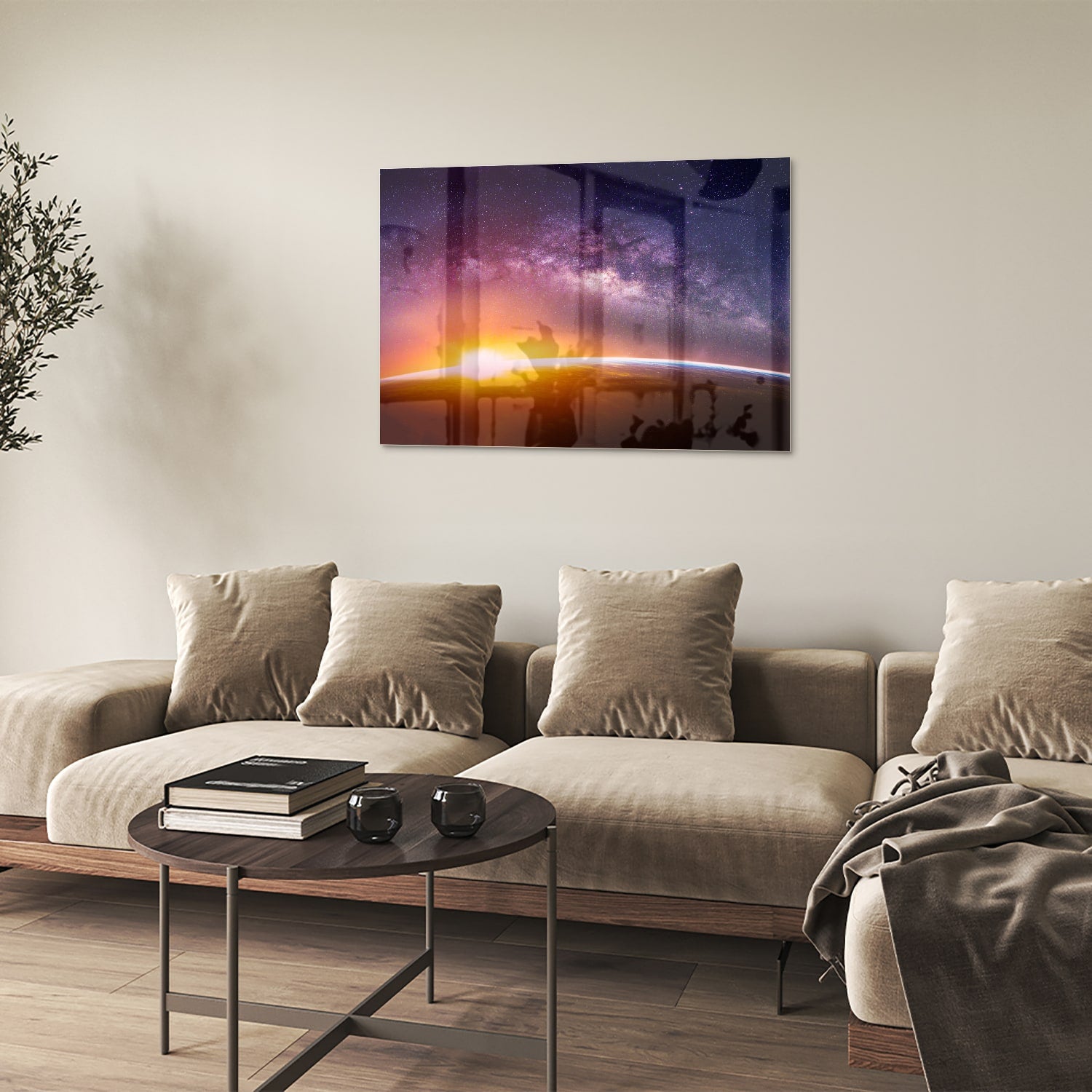 Glazen schilderij van een sterrenhemel met zonsondergang, hangt aan de muur in een stijlvolle woonkamer.