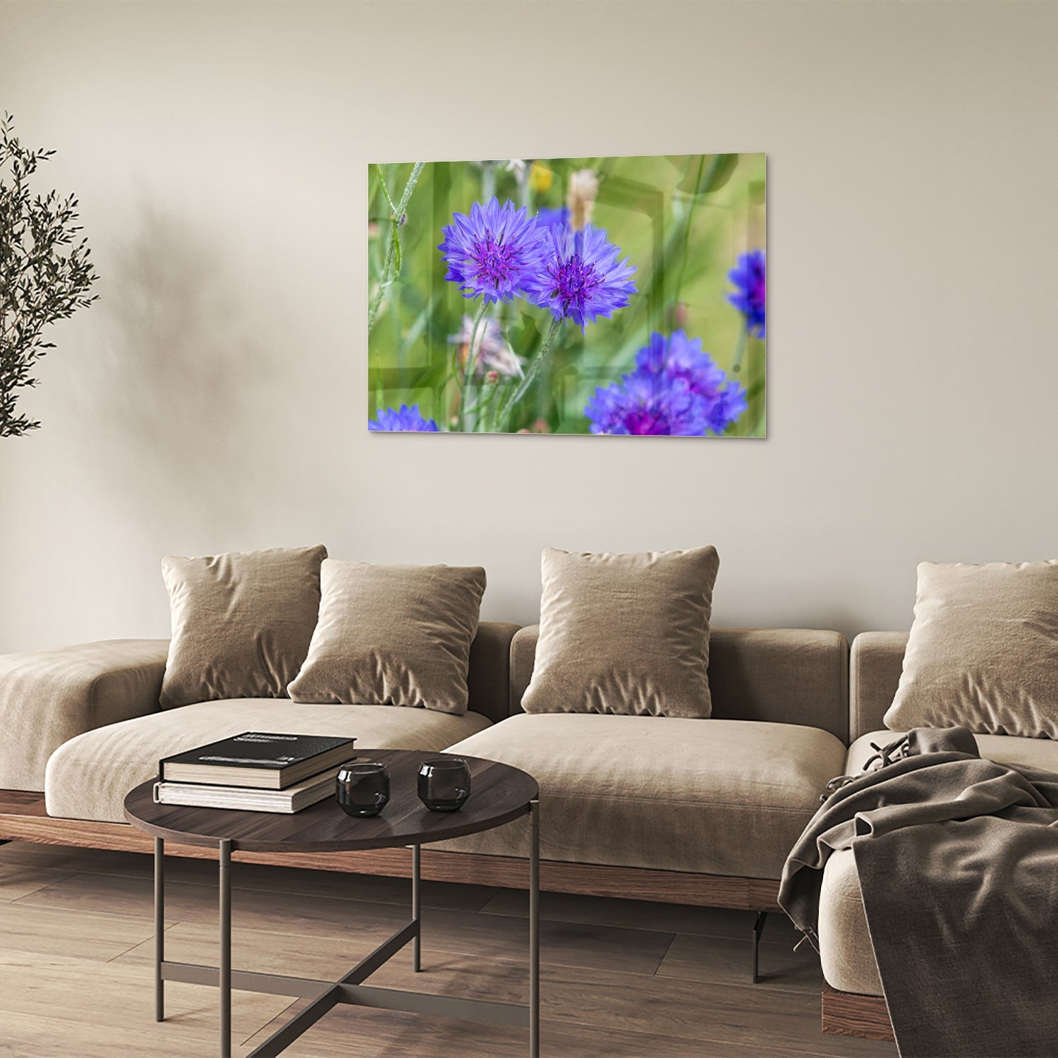 Glazen schilderij met paarse bloemen in een moderne woonkamer.