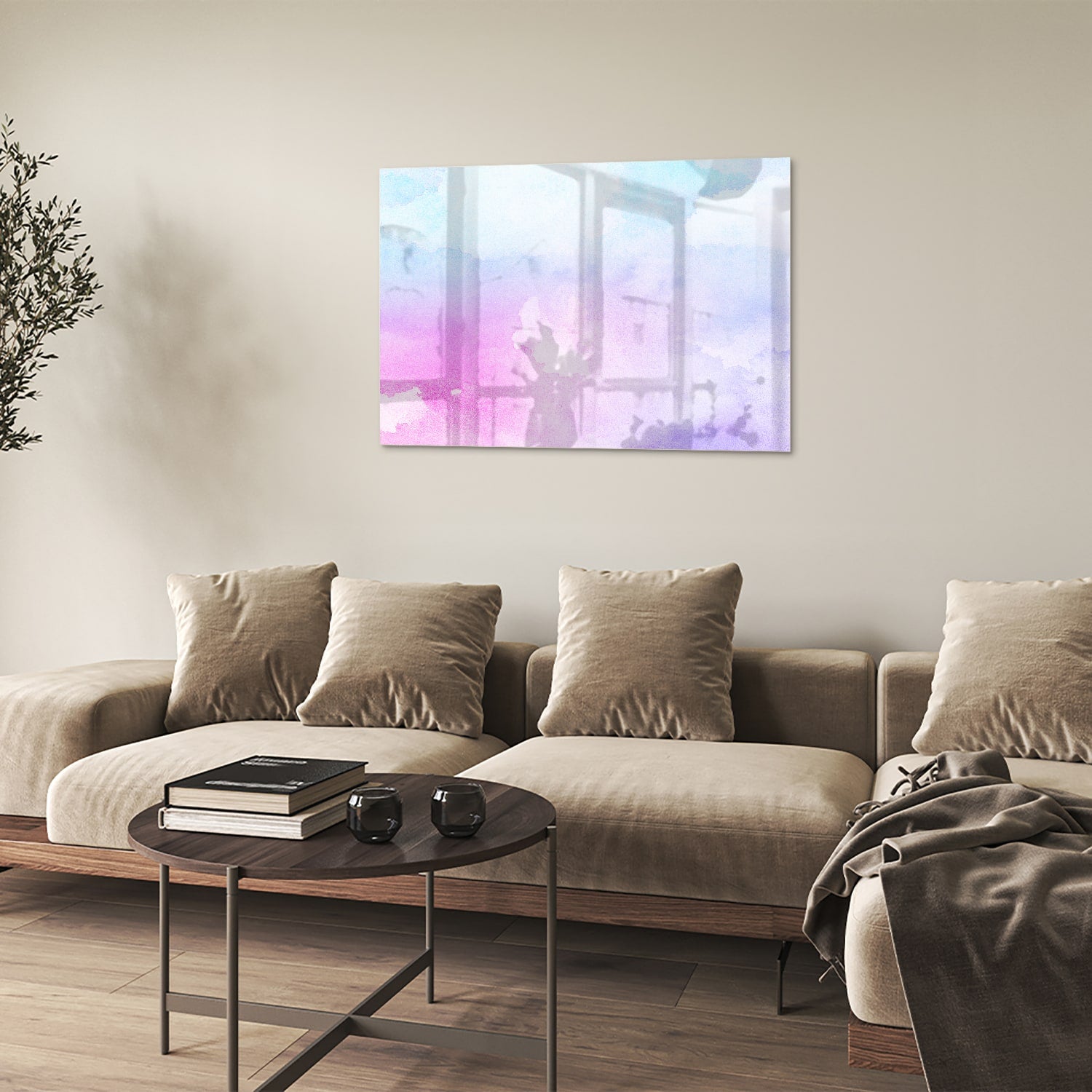 Abstract glazen schilderij met paarse en blauwe tinten aan de muur.