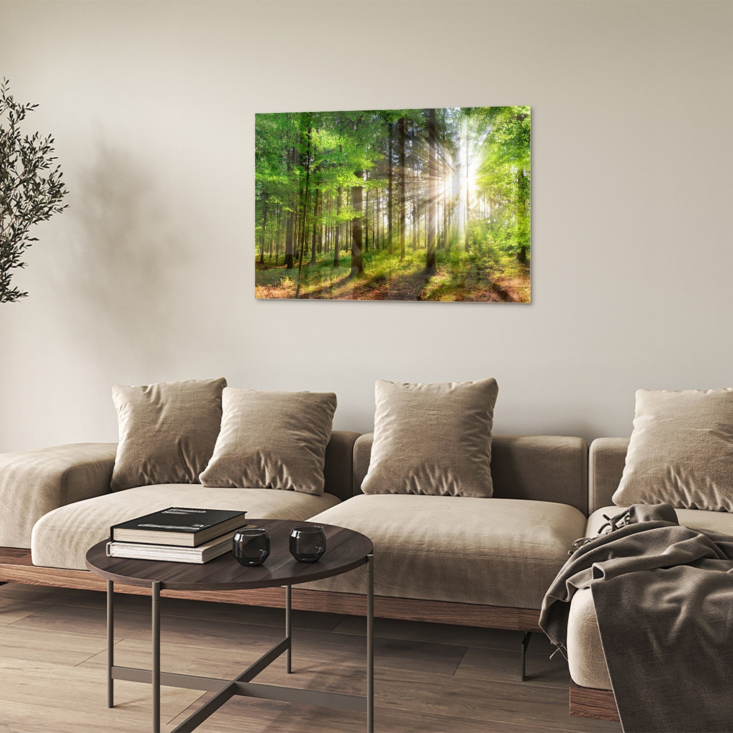 Glazen schilderij van een bos met zonnestralen op een muur.