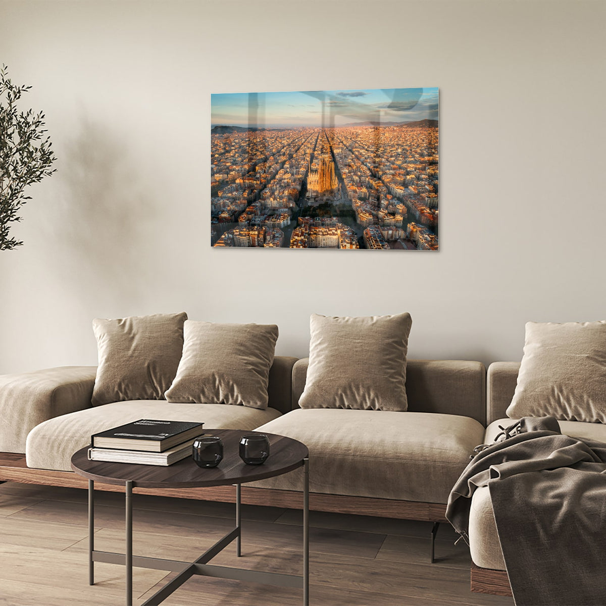 Glazen schilderij met uitzicht op een stad onder de zonsondergang