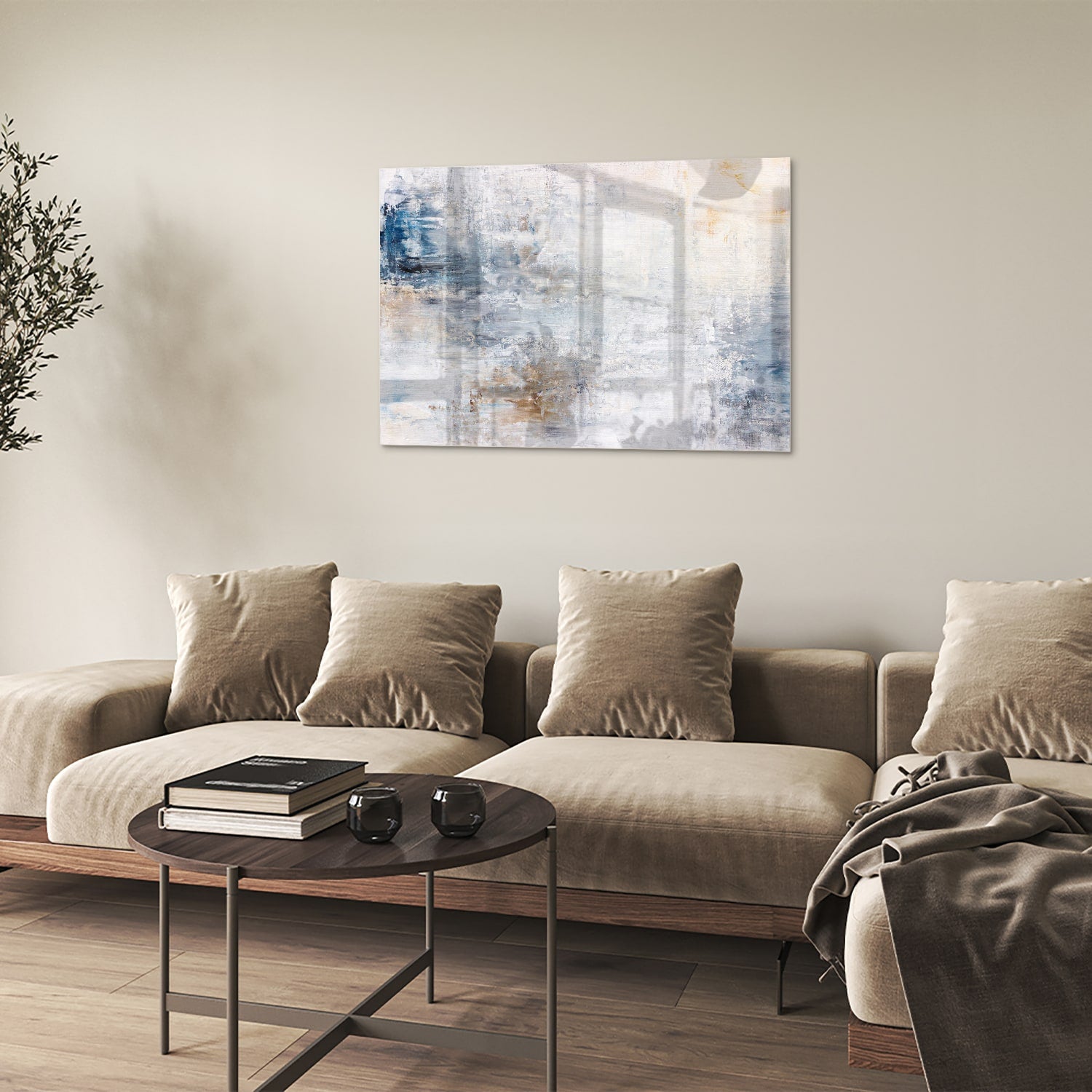 Abstract glazen schilderij met blauwe en neutrale tinten in woonkamer