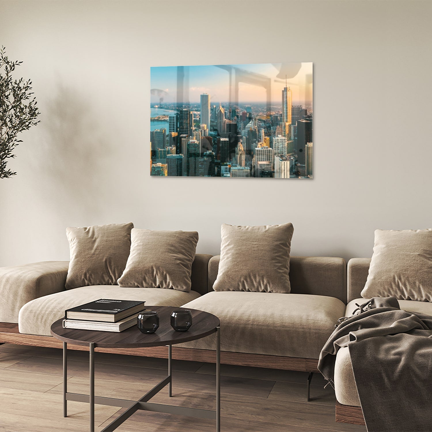 Glazen schilderij met uitzicht op een stad skyline onder een zonsondergang