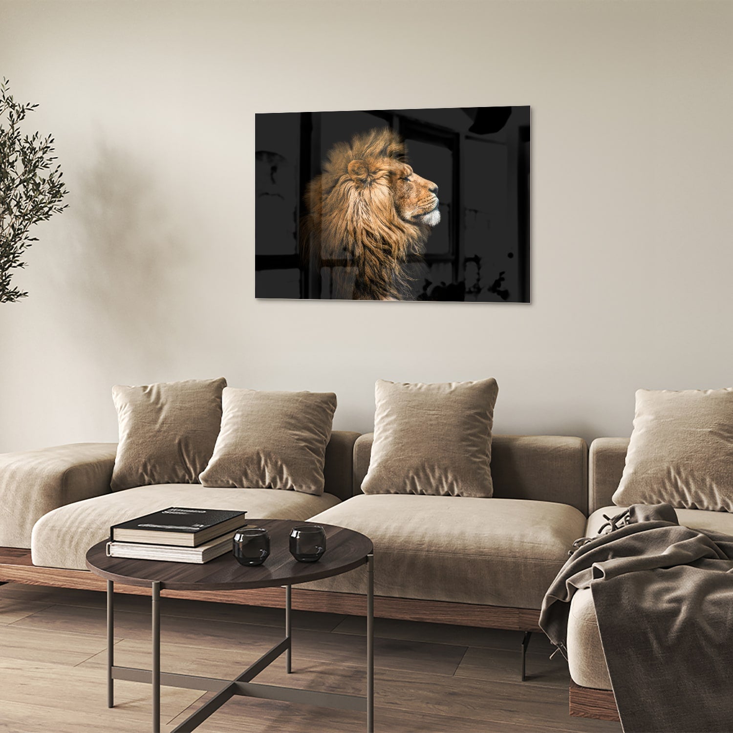 Glazen schilderij van een leeuw met rijke, gouden manen tegen een zwarte achtergrond.