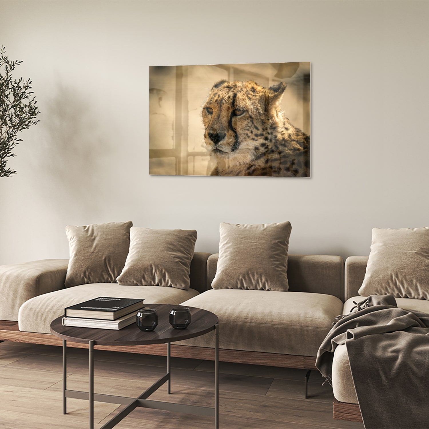 Glazen schilderij van een luipaard hangt aan de muur in een stijlvolle woonkamer.