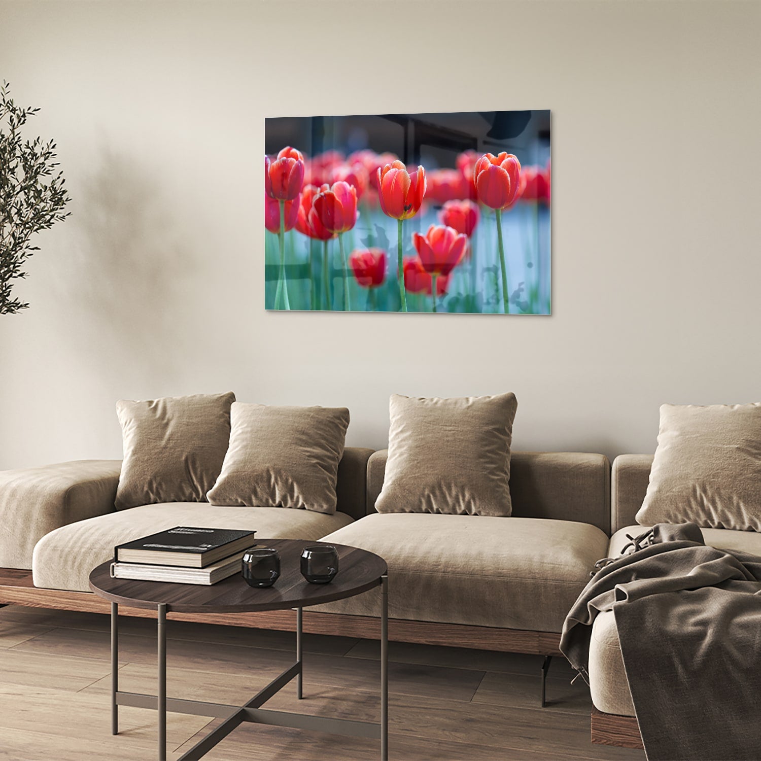 Glazen schilderij met rode tulpen op een witte muur
