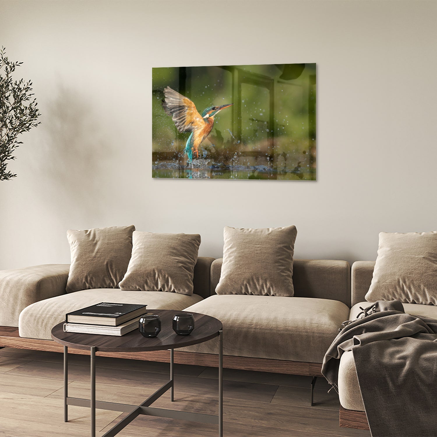 Glazen schilderij van een ijsvogel die in het water duikt