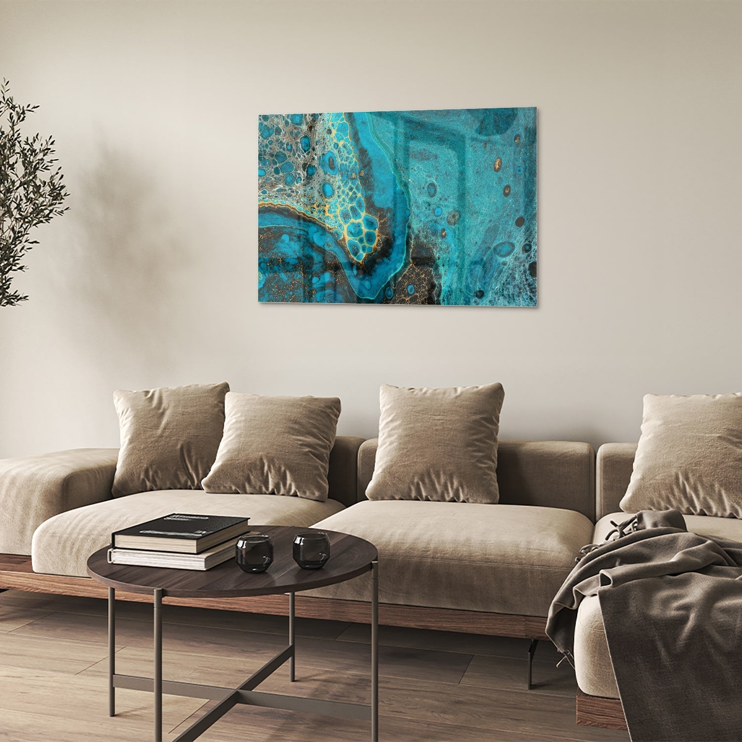 Glazen schilderij in turkoois met gouden accenten aan de muur boven een houten meubel.