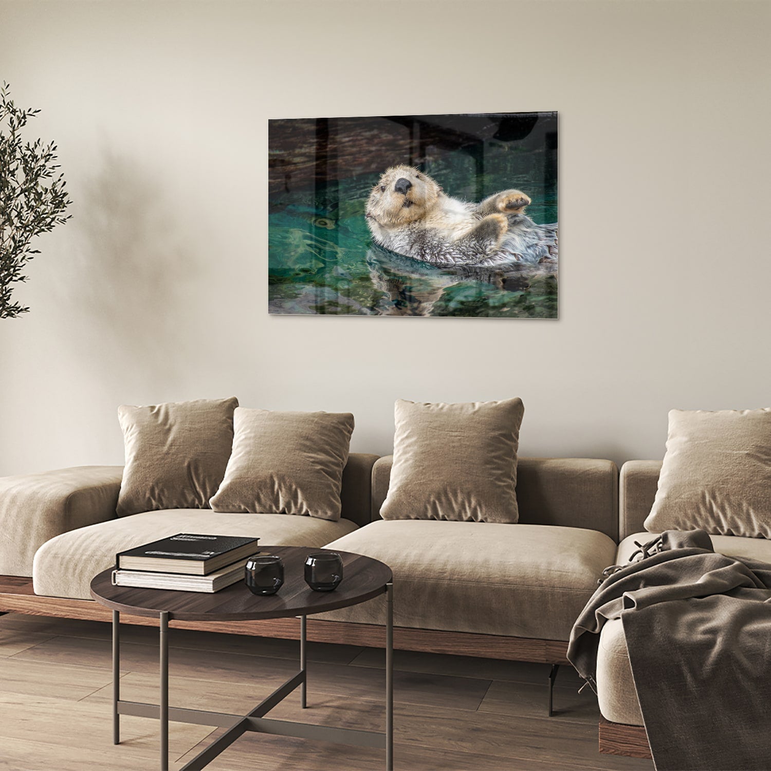 Glazen schilderij van een zeeotter die in water drijft.