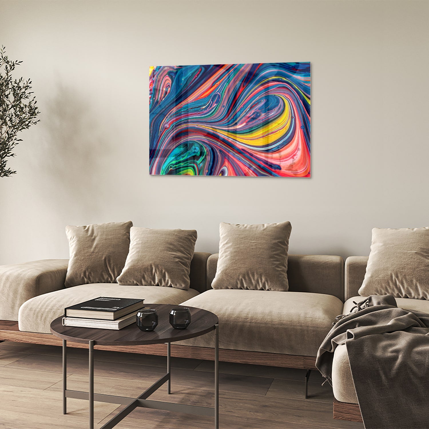 Kleurrijk abstract glazen schilderij aan de muur in een modern interieur.