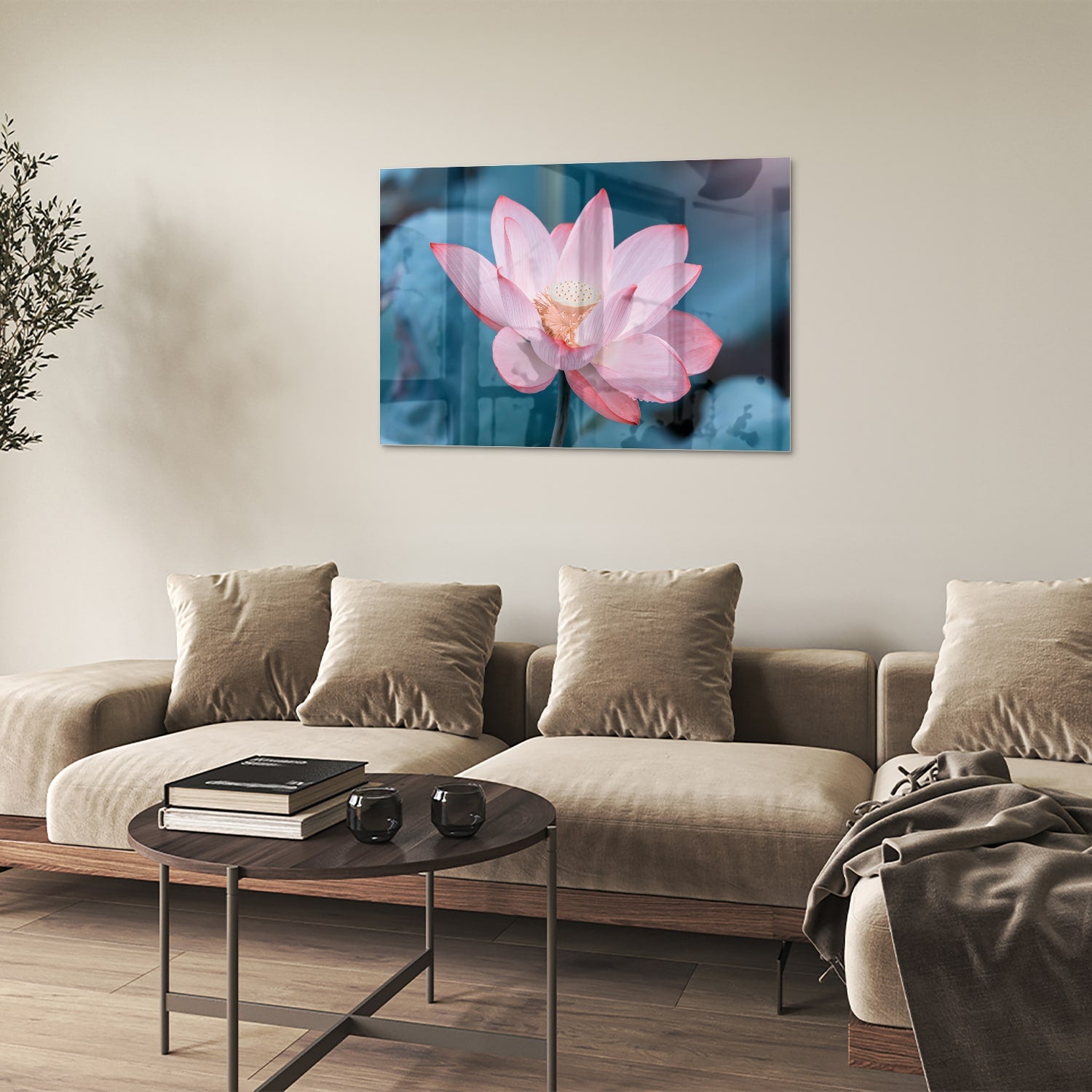 Glazen schilderij van een roze lotus boven een houten meubelstuk in een gezellige woonkamer.