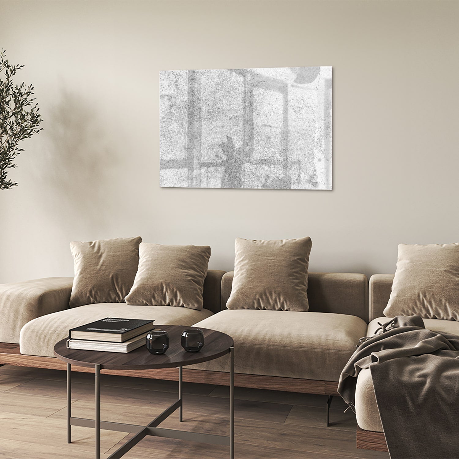 Abstract glazen schilderij met een subtiele textuur aan de muur in een moderne woonkamer.