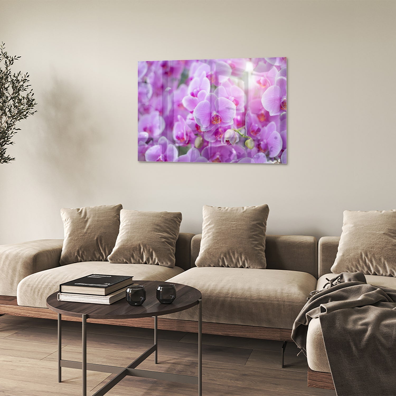 Glazen schilderij met een close-up van paarse orchideen in een mooi interieur