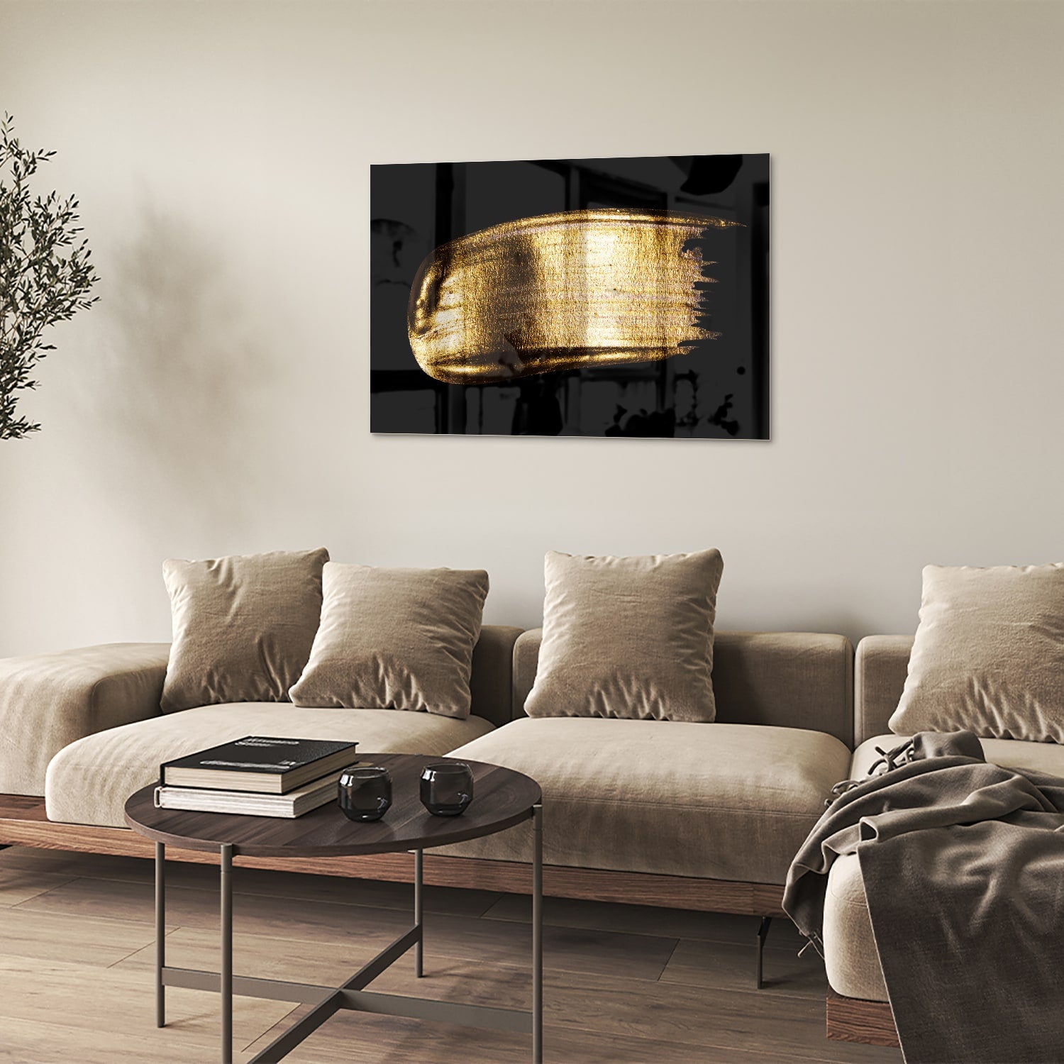Abstract glazen schilderij met gouden penseelstreek op een zwarte achtergrond.