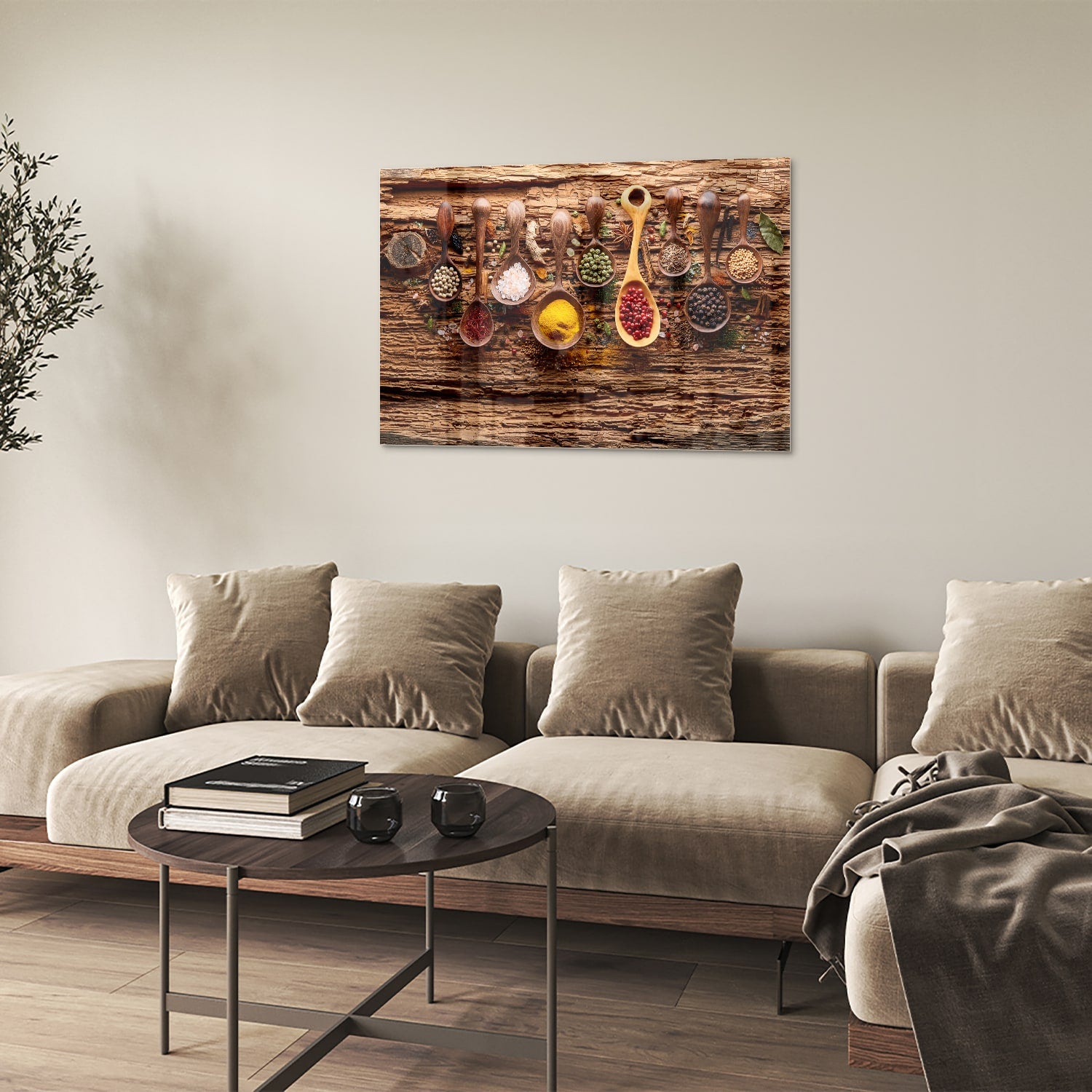 Glazen schilderij met kleurrijke specerijen en houten lepels op een rustieke achtergrond.