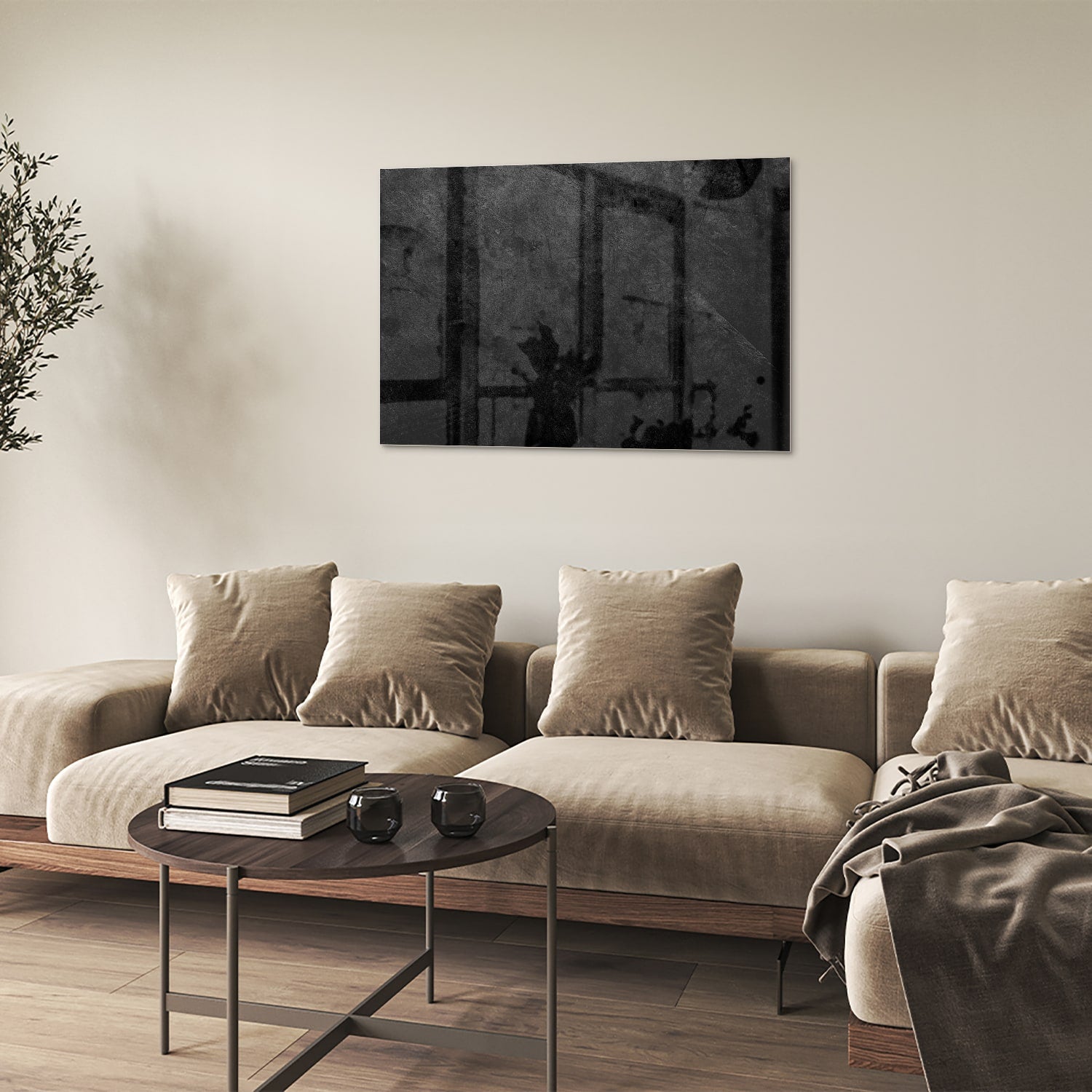 Abstract glazen schilderij in zwart en grijs aan de muur boven een houten kast.