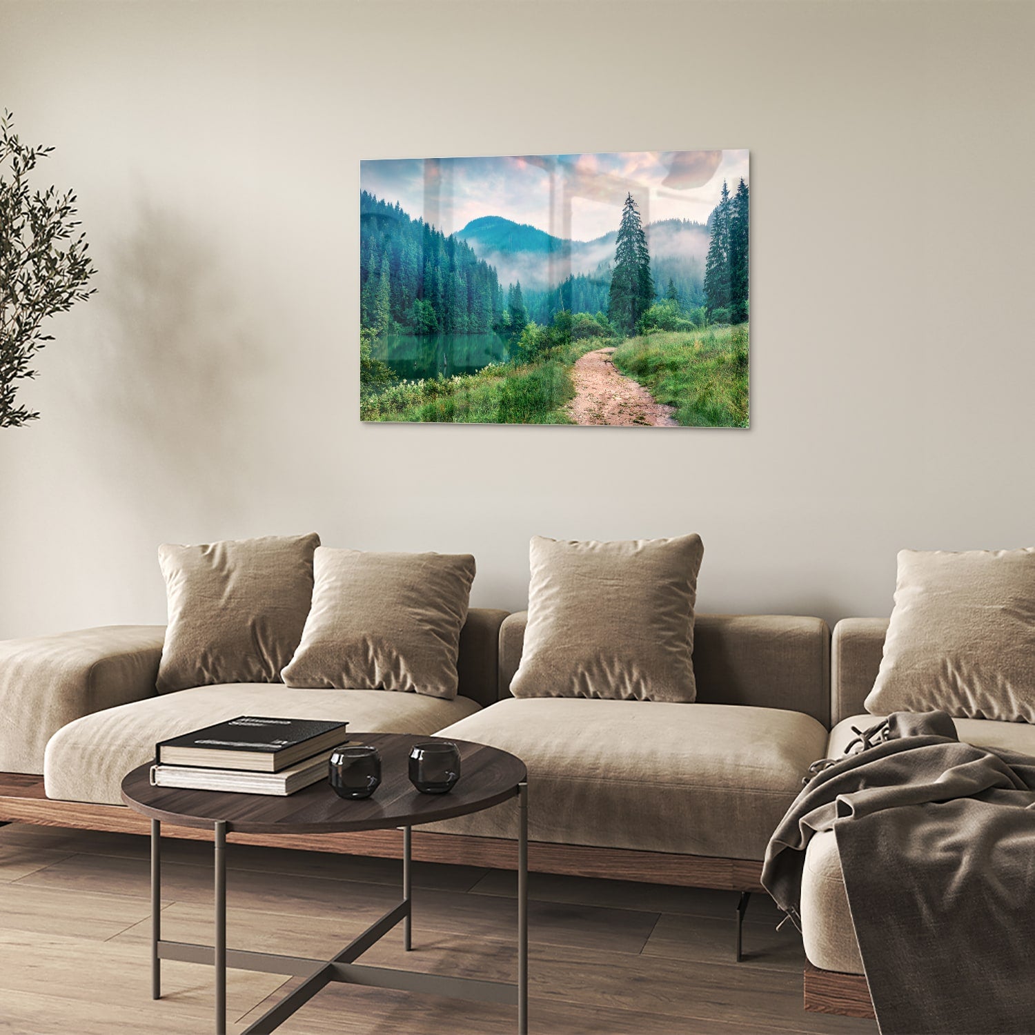 Glazen schilderij van een berglandschap met een pad en bomen