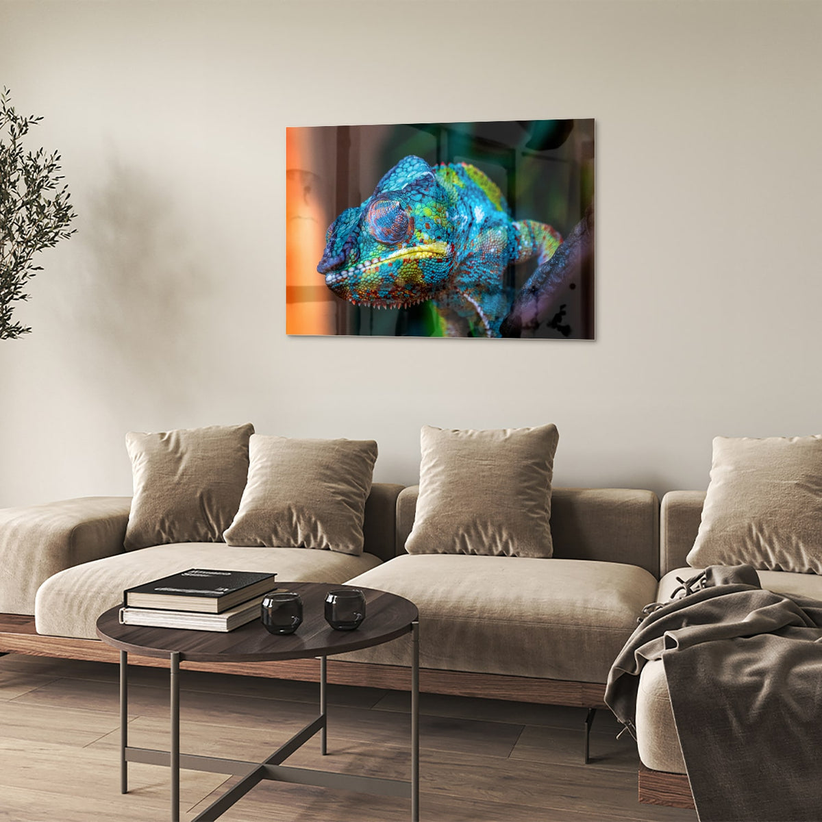 Glazen schilderij van een kleurrijk chameleon hangt aan de muur