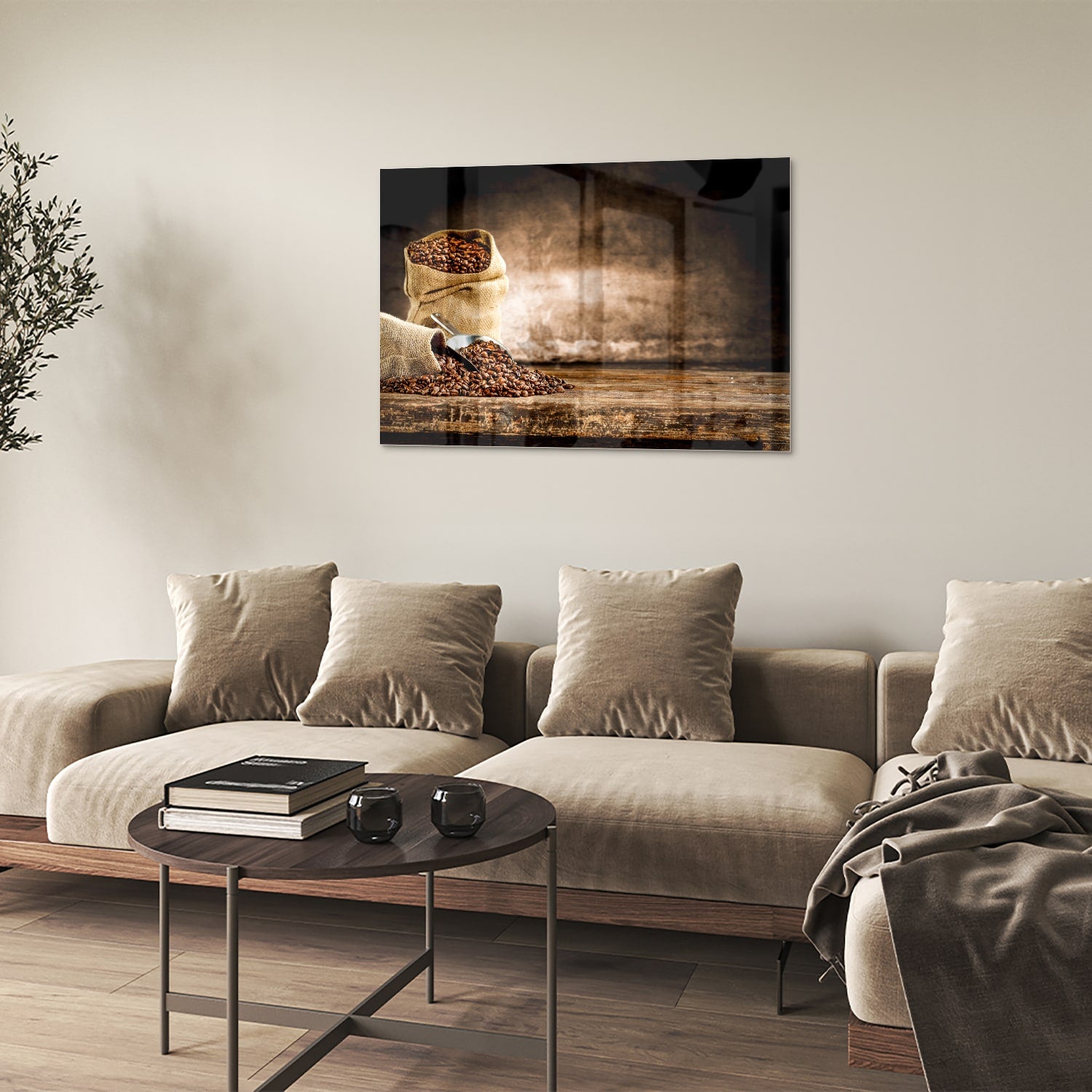 Glazen schilderij met koffiezakken en koffiebonen op een muur.