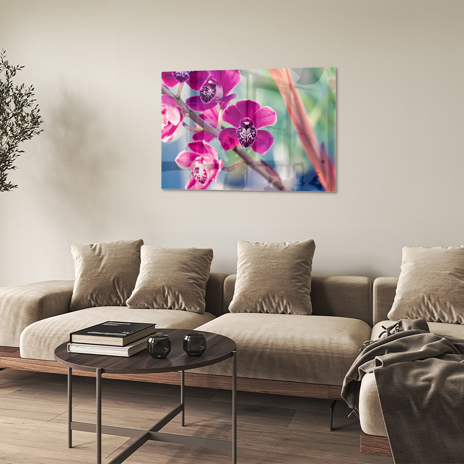 Glazen schilderij van paarse orchideen aan de muur in sfeervolle woonkamer.