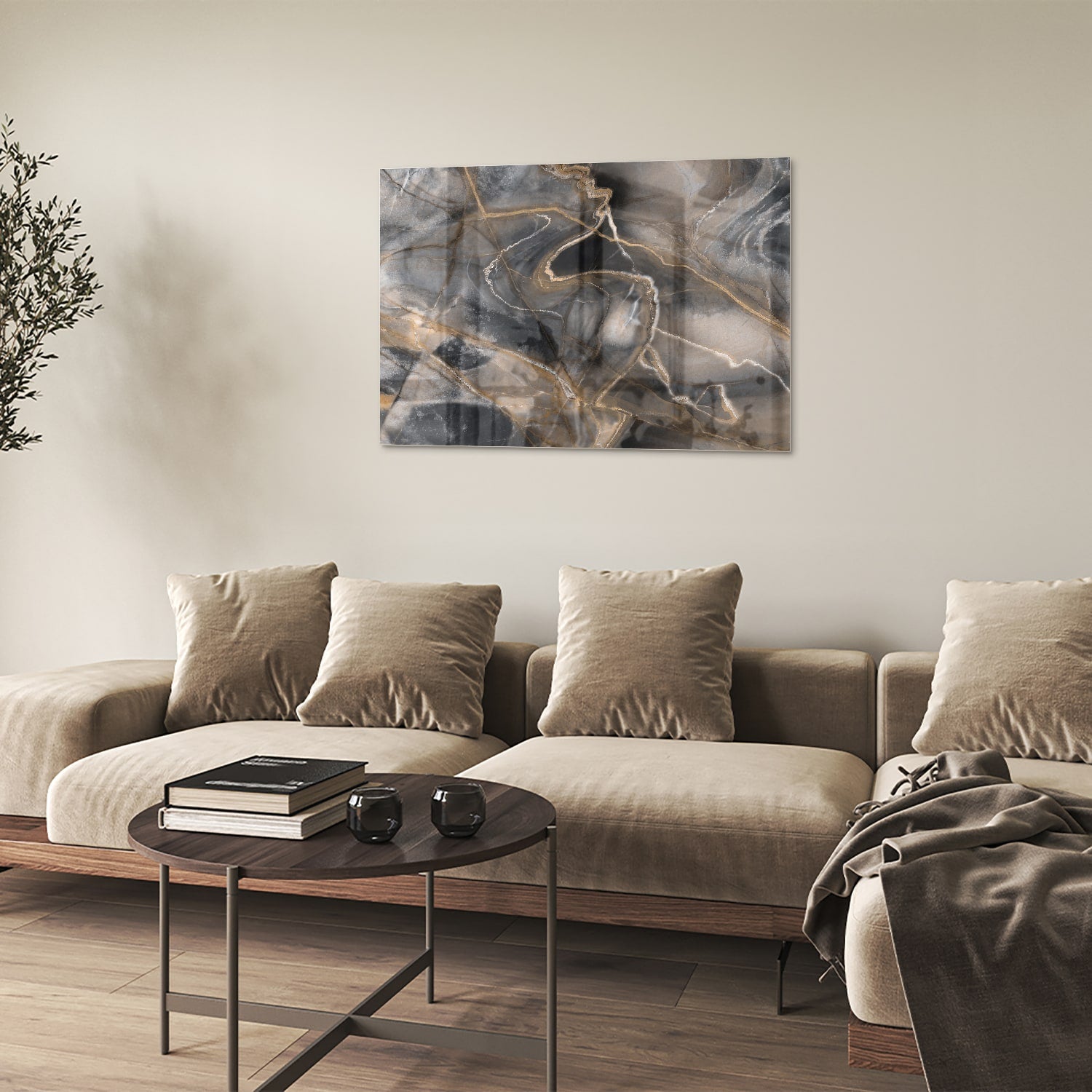 Abstract glazen schilderij met zwarte en gouden lijnen aan de muur.