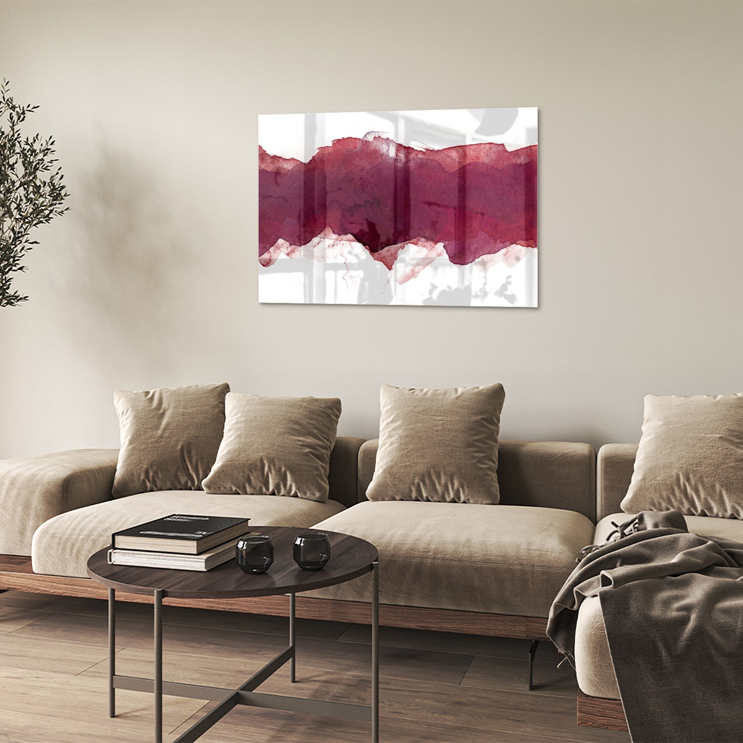 Abstract glas schilderij in dieprood gehangen boven een moderne kast