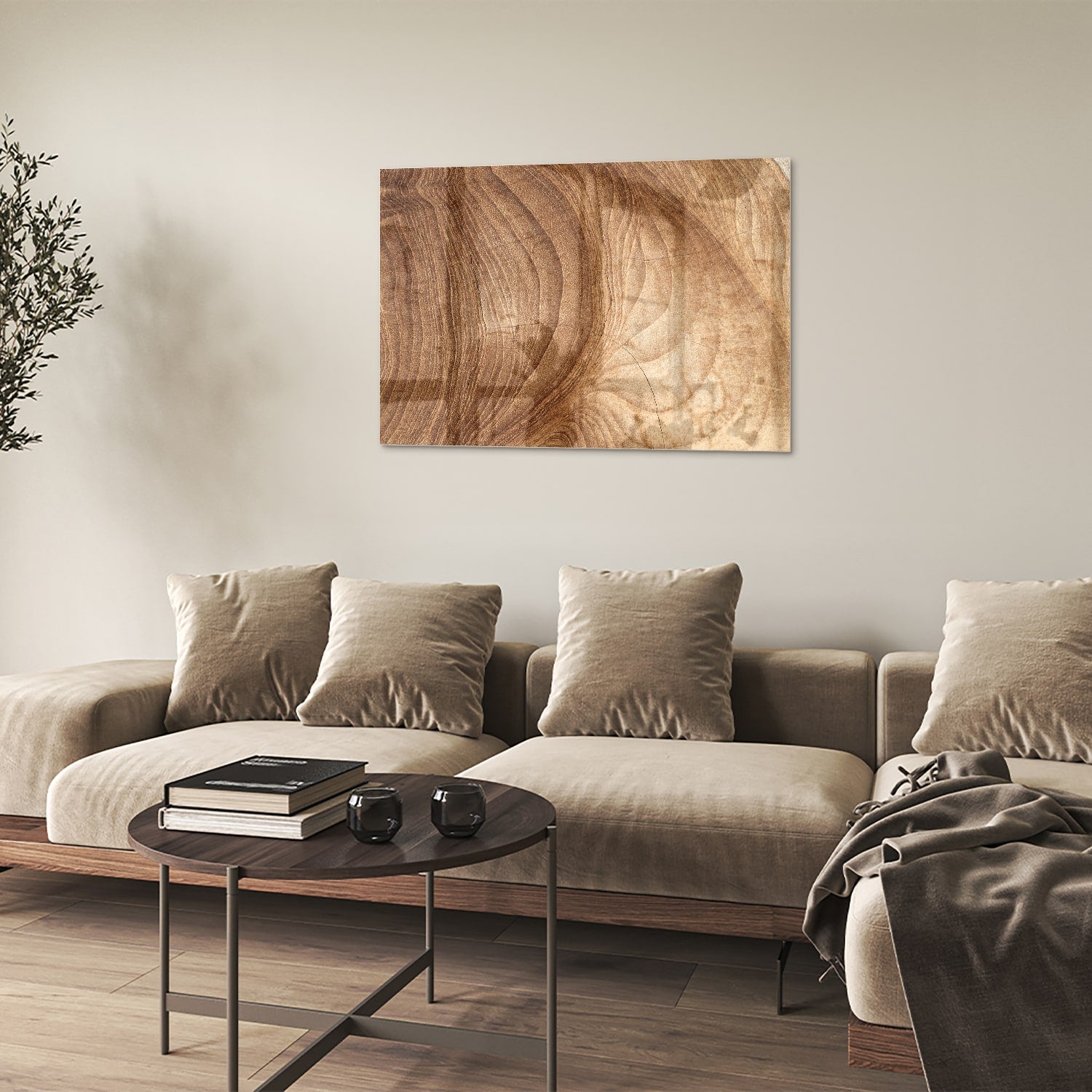 Glazen schilderij met een ontwerp in houttinten, hangt aan de muur.