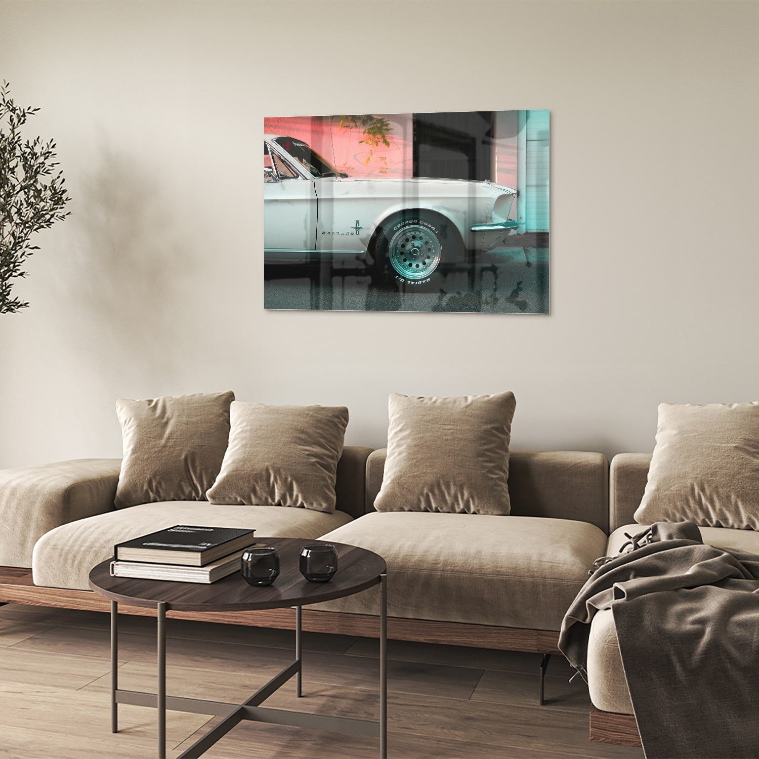 Glazen schilderij van een vintage auto in een sfeervol interieur