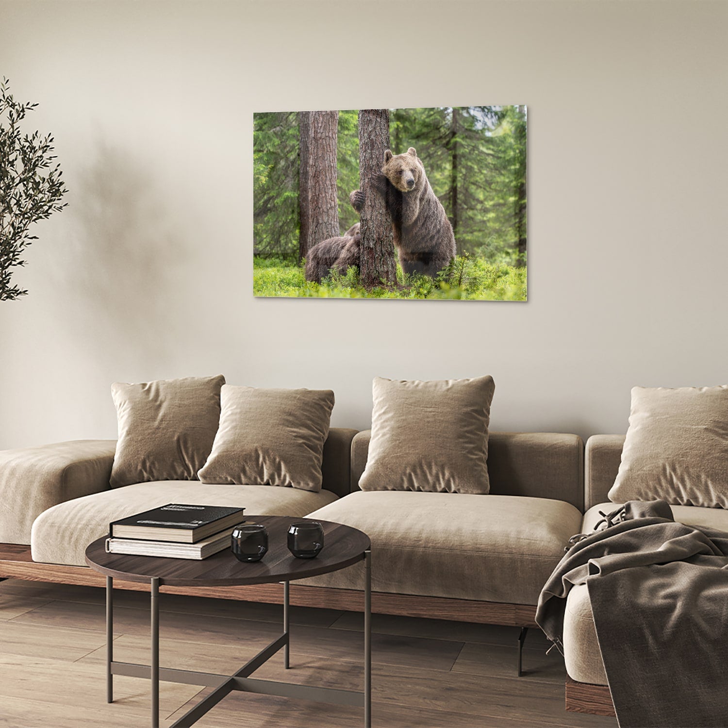 Glazen schilderij van een grizzly beer leunend tegen een boom in de natuur.